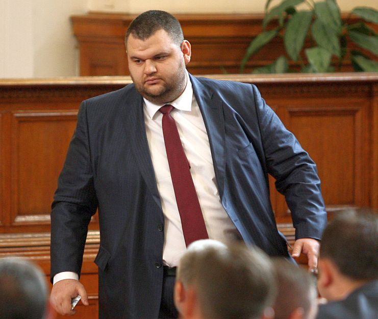 Парламентът освободи Делян Пеевски от ДАНС, питат КС за статута му