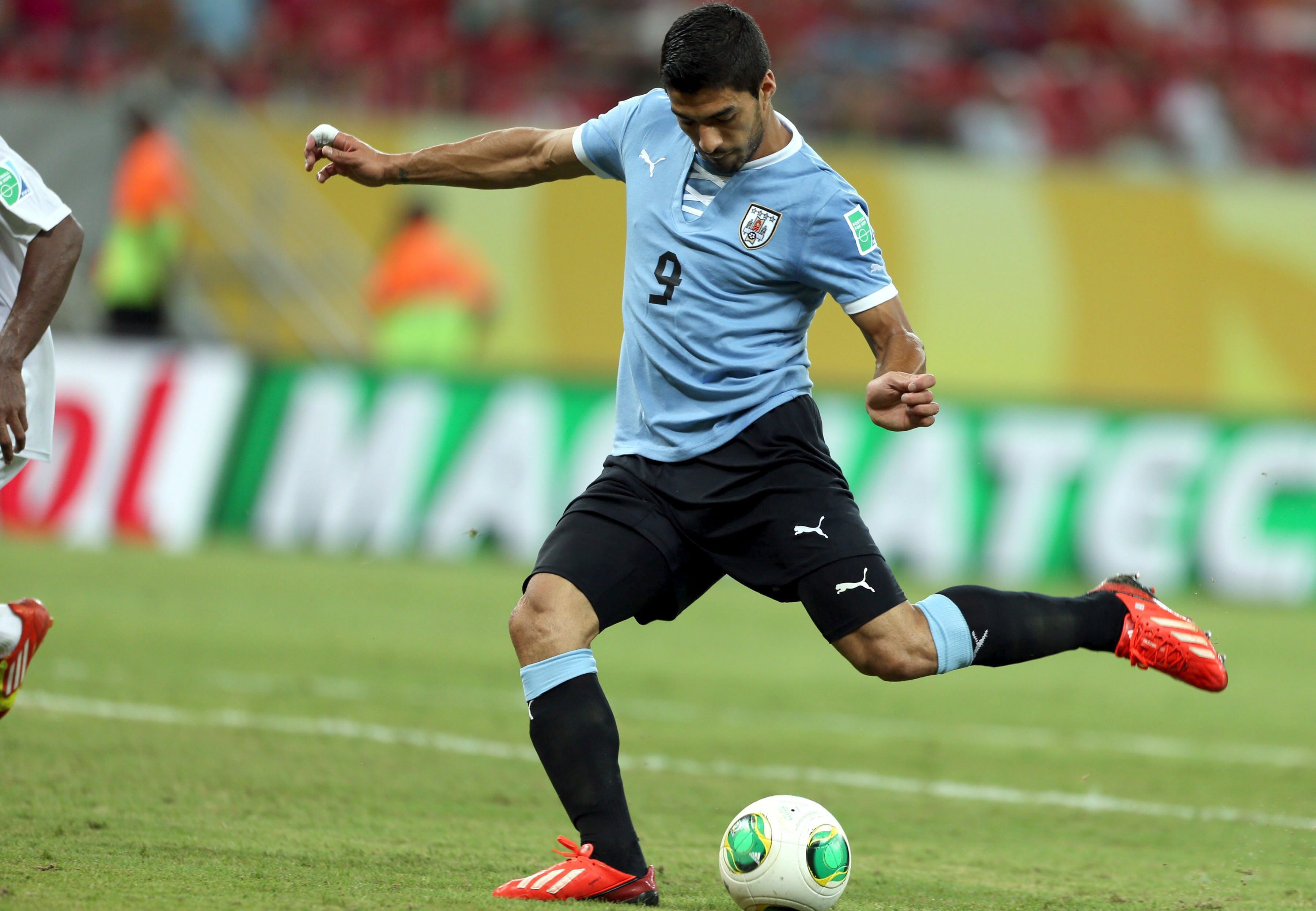 Суарес измести Форлан като голмайстор в уругвайския тим