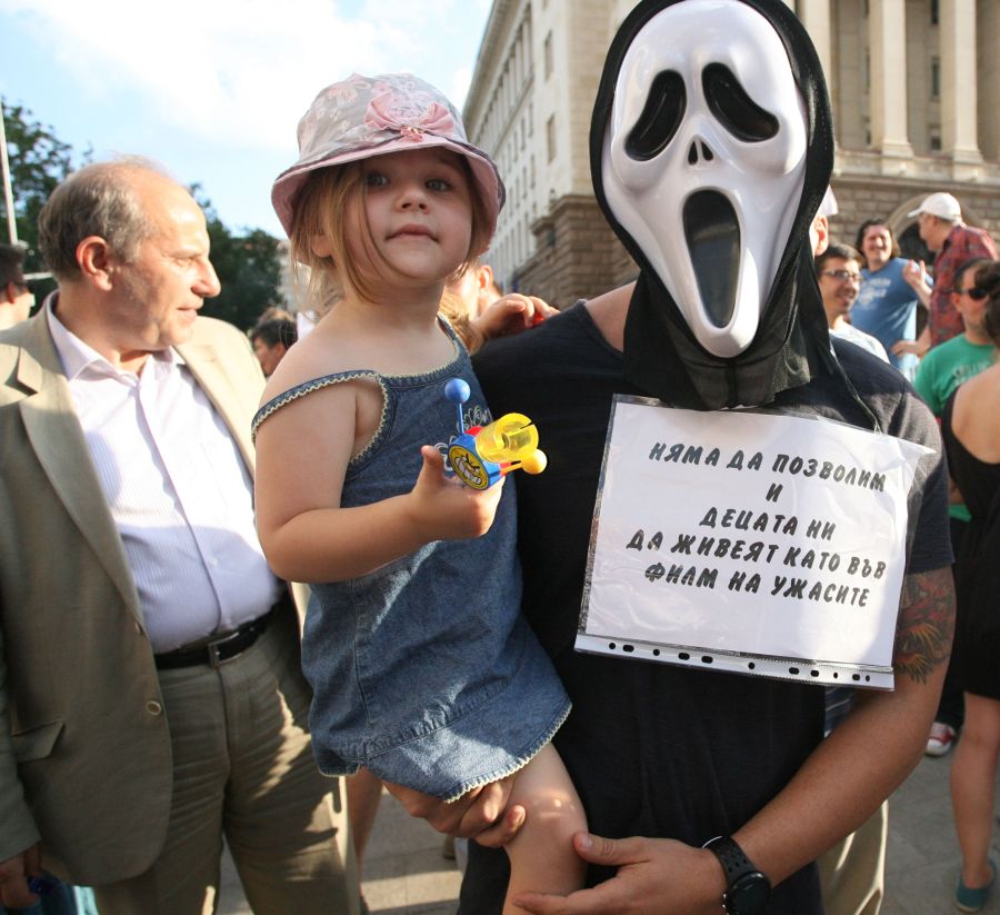 За протестен ден в столицата граждани протестират срещу правителството