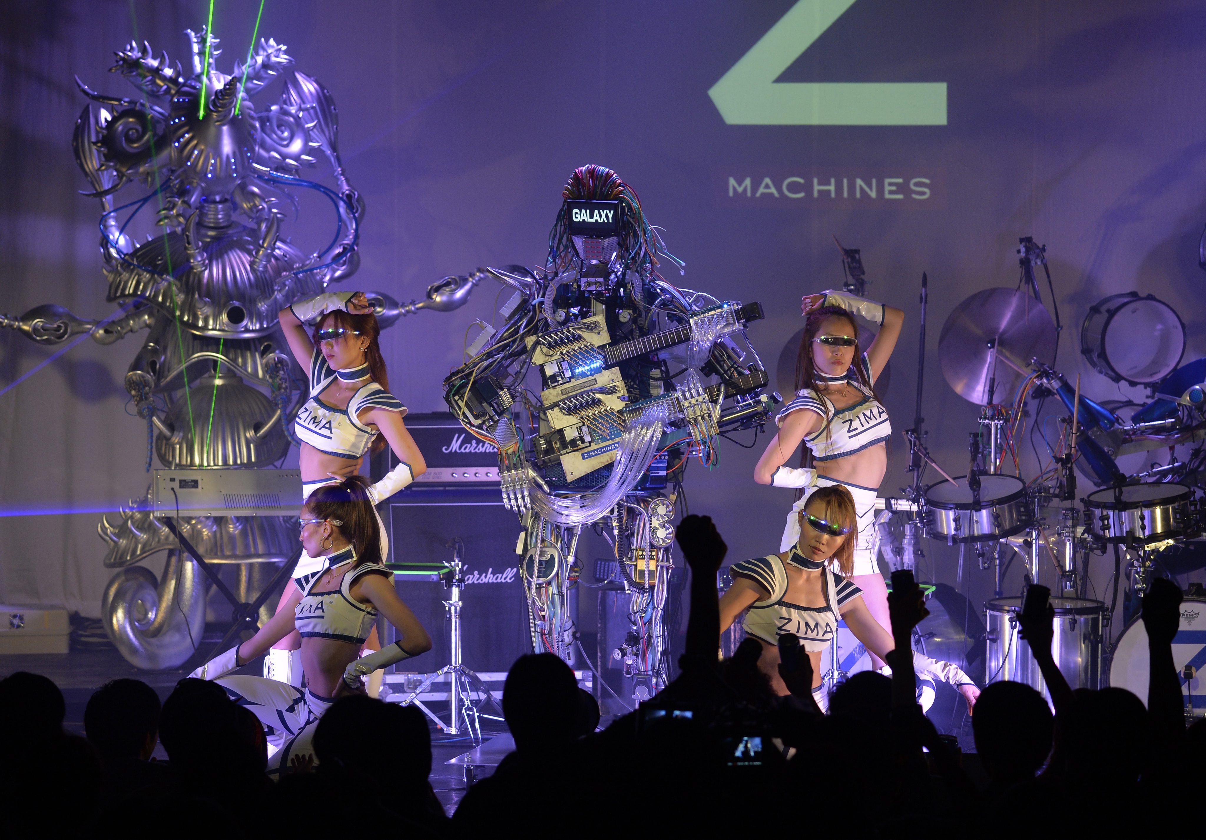 Нова мания в Япония - роботи свирят в рок банда