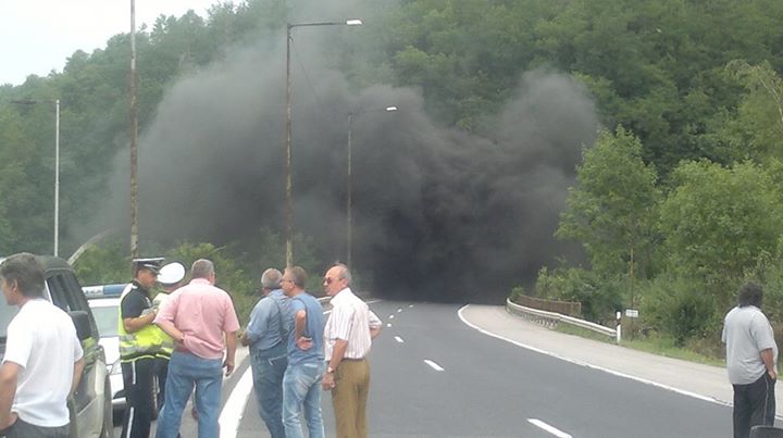 ТИР се запали в тунел на магистрала и блокира движението