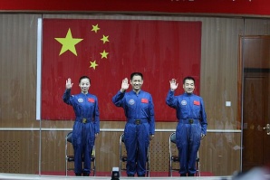 Трима китайски космонавти се завърнаха на Земята след 15 дни в орбита