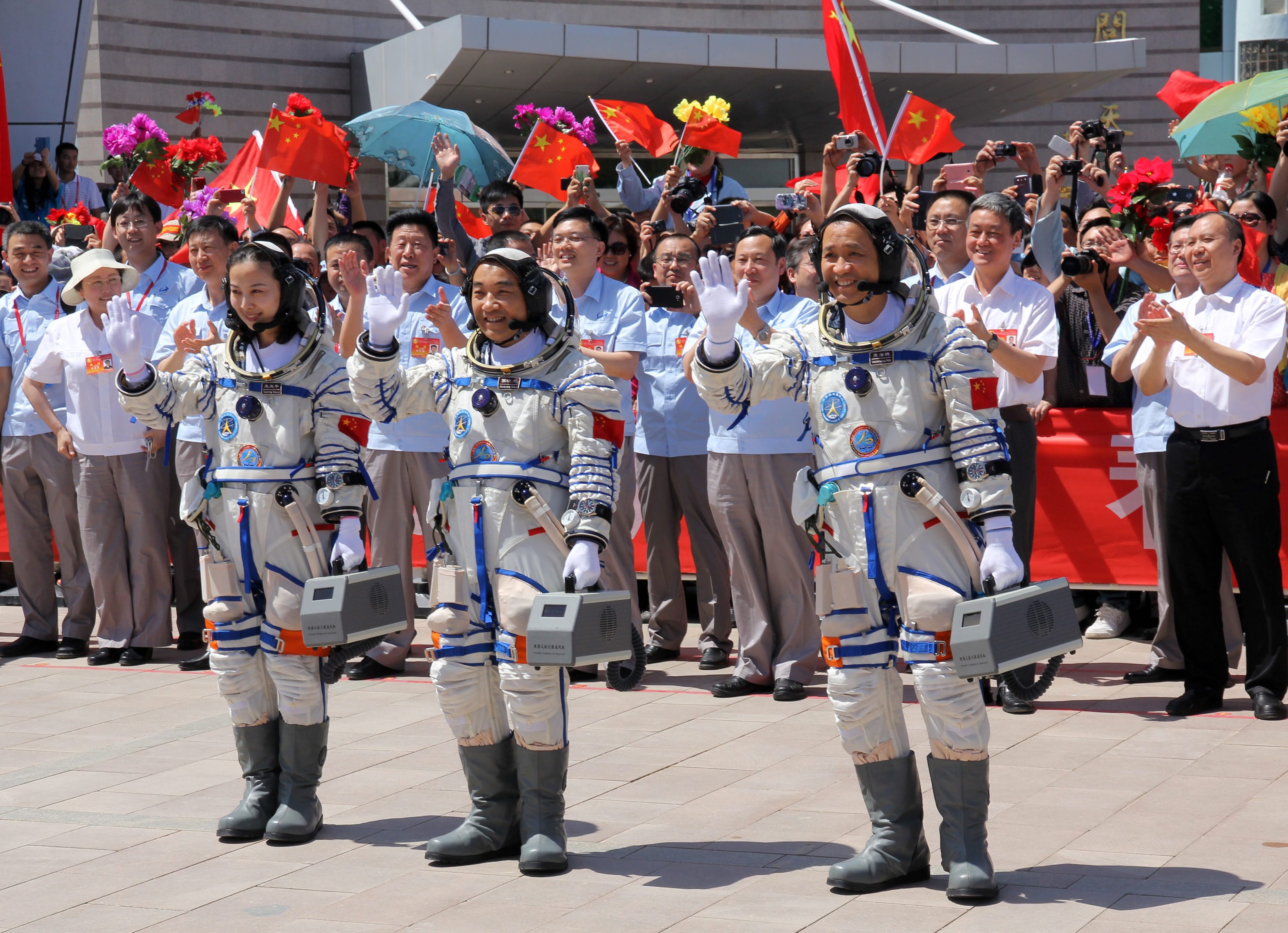 Тайконавтите излетяха с пилотиран космически кораб на 11 юни от китайска територия