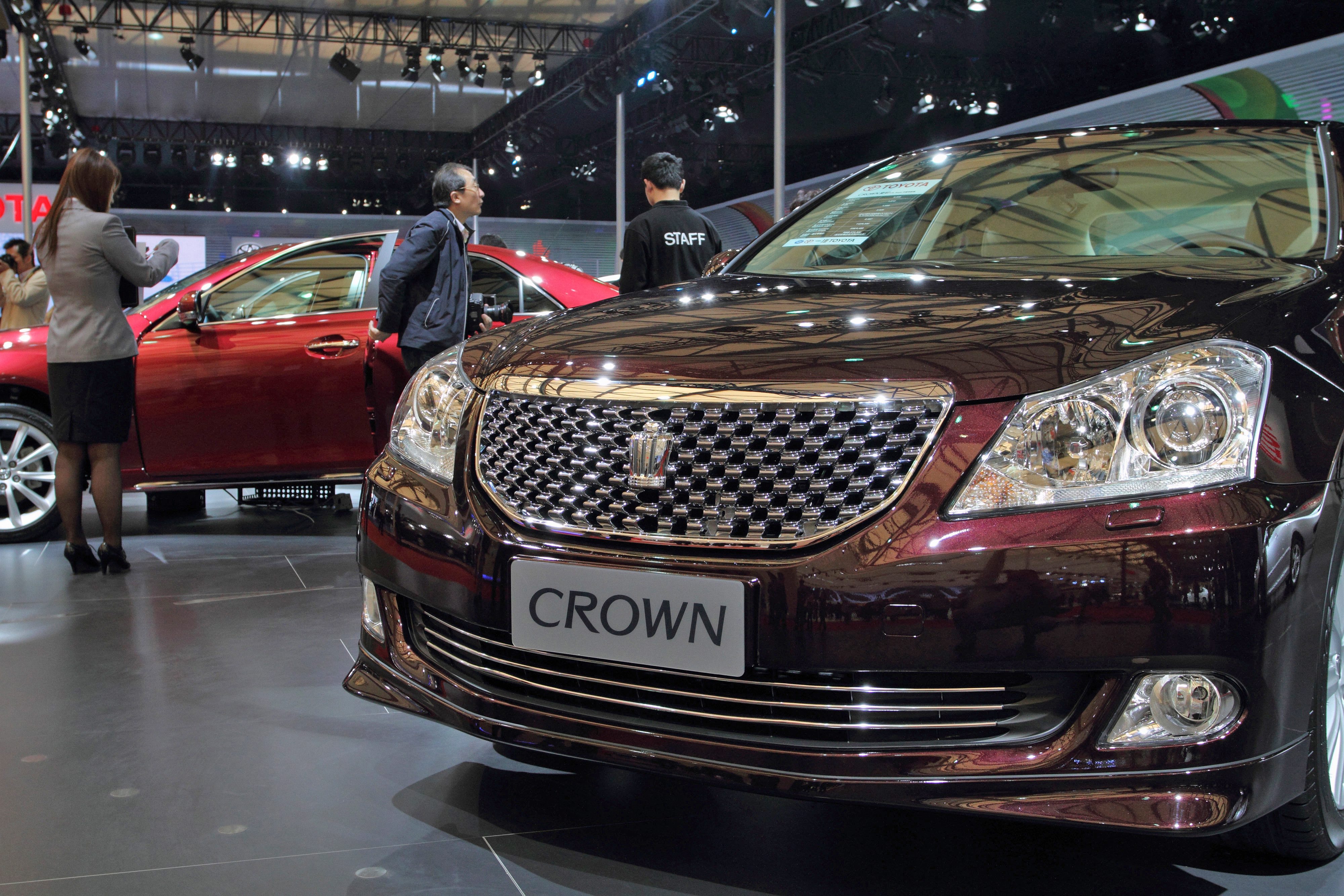 Toyota изтегля над 20 000 автомобила Lexus и Crown