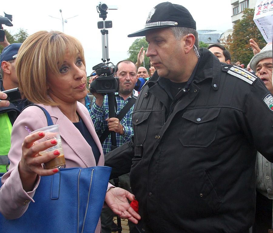 Мая Манолова се опита да разговаря с протестиращите, но бе замеряна с домати и яйцаno be