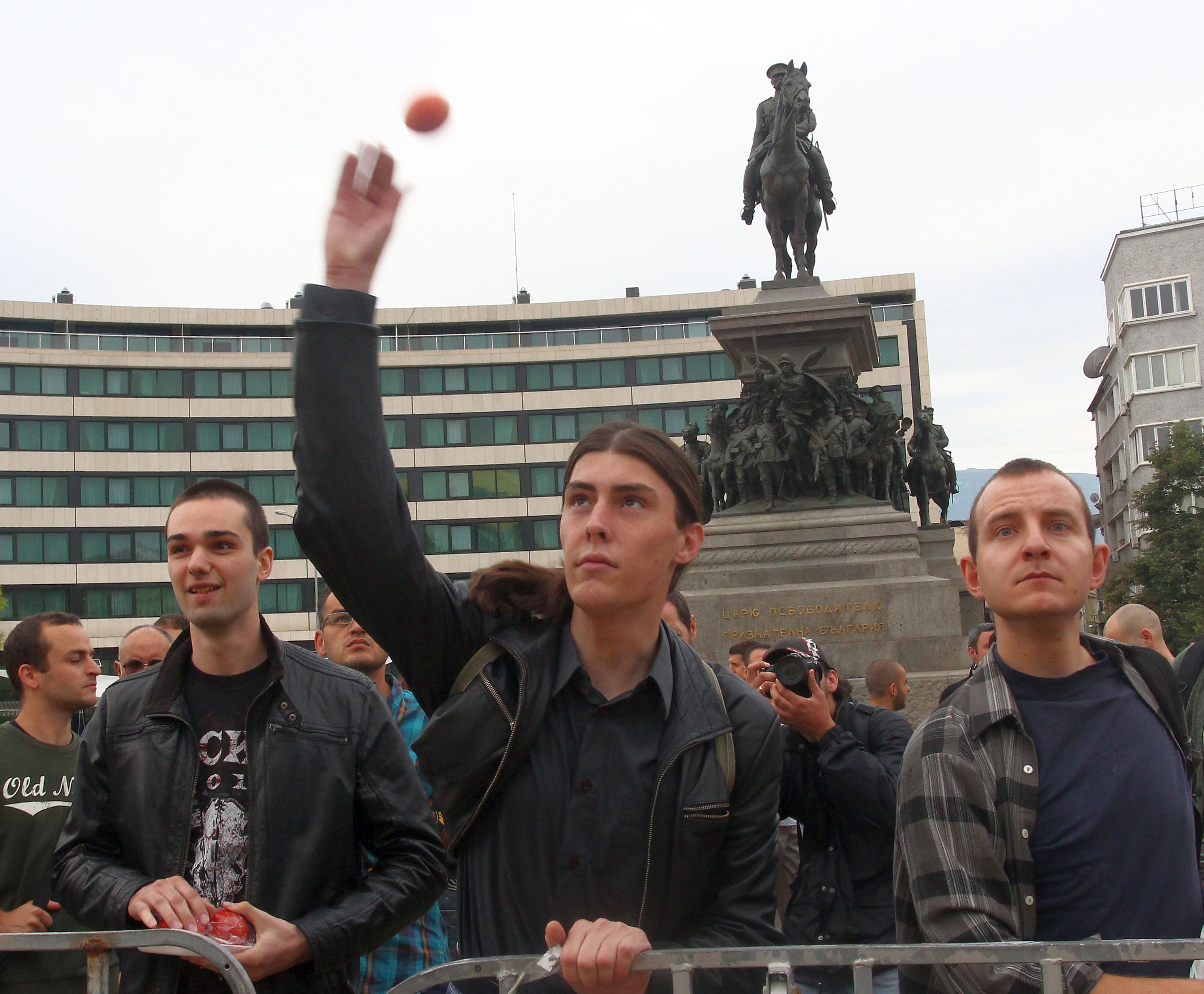 Протестиращите хвърлиха домати по сградата на парламента