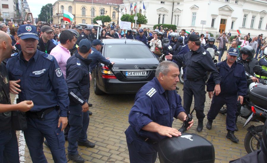 Част от протестиращите преградиха пътя на министър Цветлин Йовчев