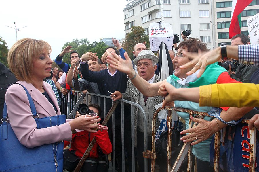 Мая Манолова се опита да разговаря с протестиращите