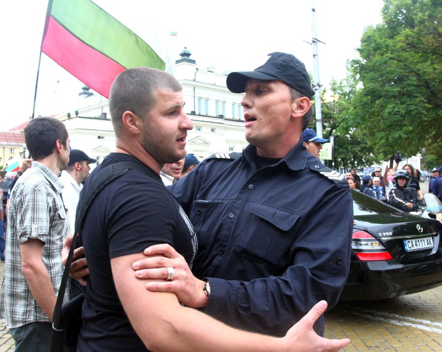 Част от протестиращите преградиха пътя на министър Цветлин Йовчев