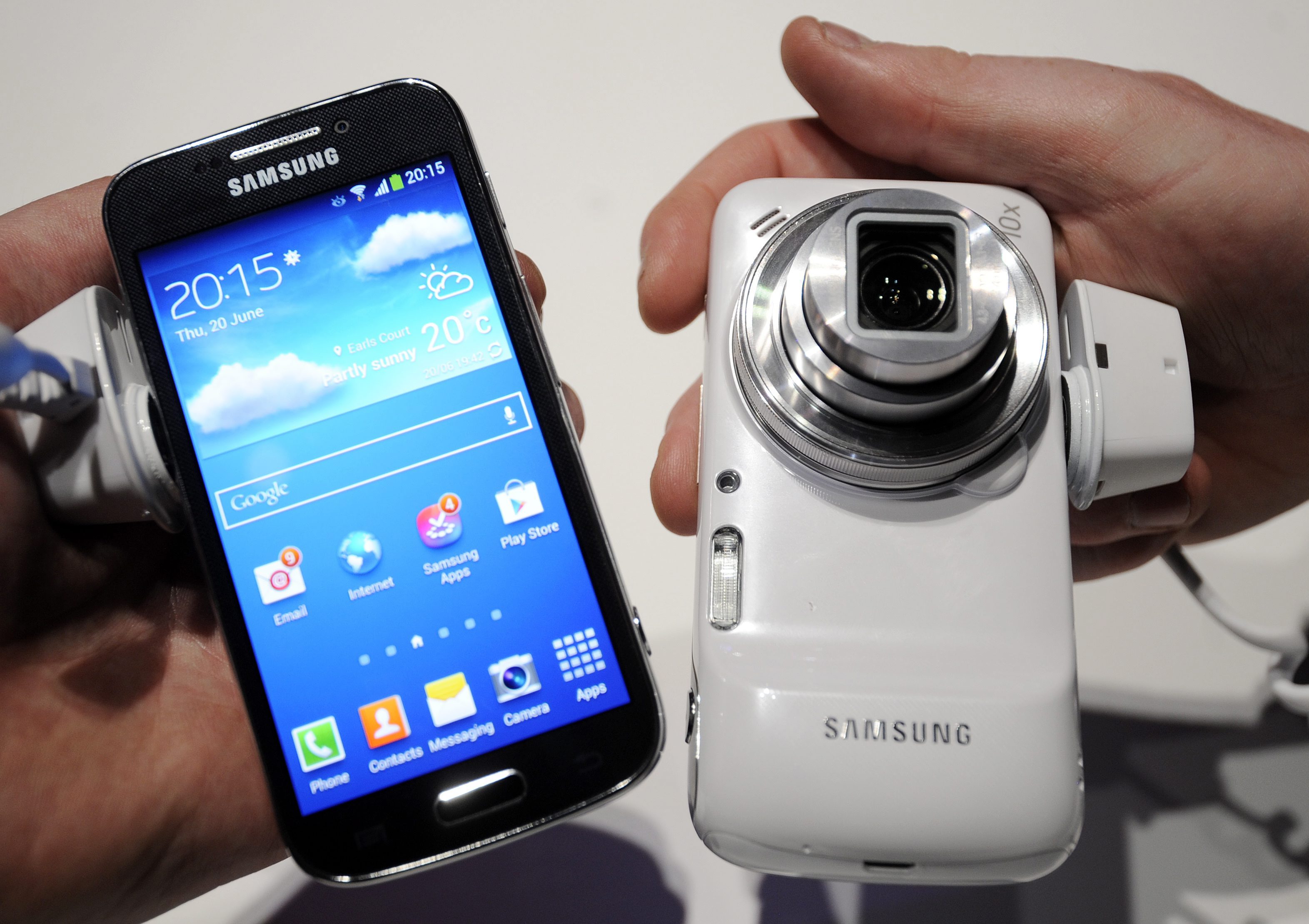 Samsung сля екипите си за камери и телефони