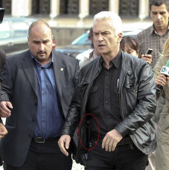 Лидерът на ”Атака” Волен Сидеров отива с пистолет към парламента