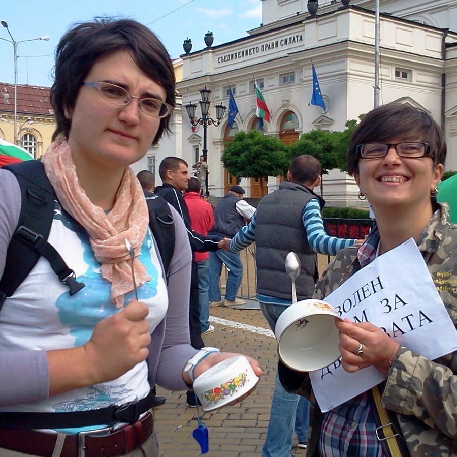 ”На кафе” пред парламента и блокада на Орлов мост