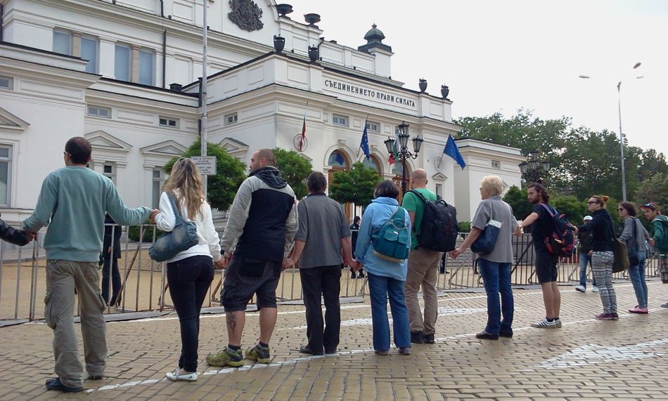 Част от протестиращите пред Народното събрание се хванаха за ръце