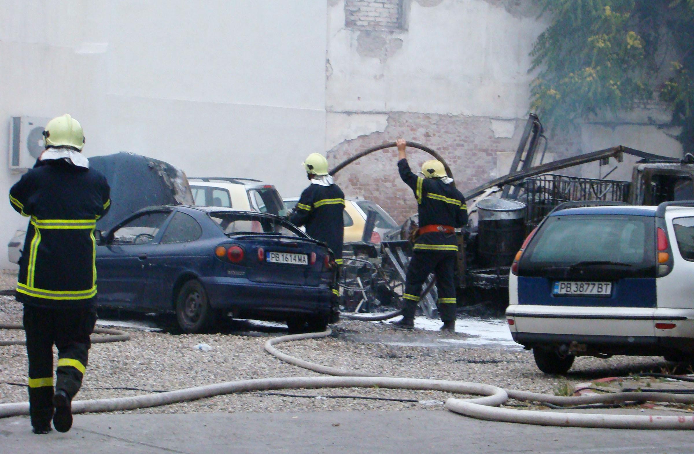 Склад за гуми и 4 коли изгоряха при пожар в автомивка в Пловдив