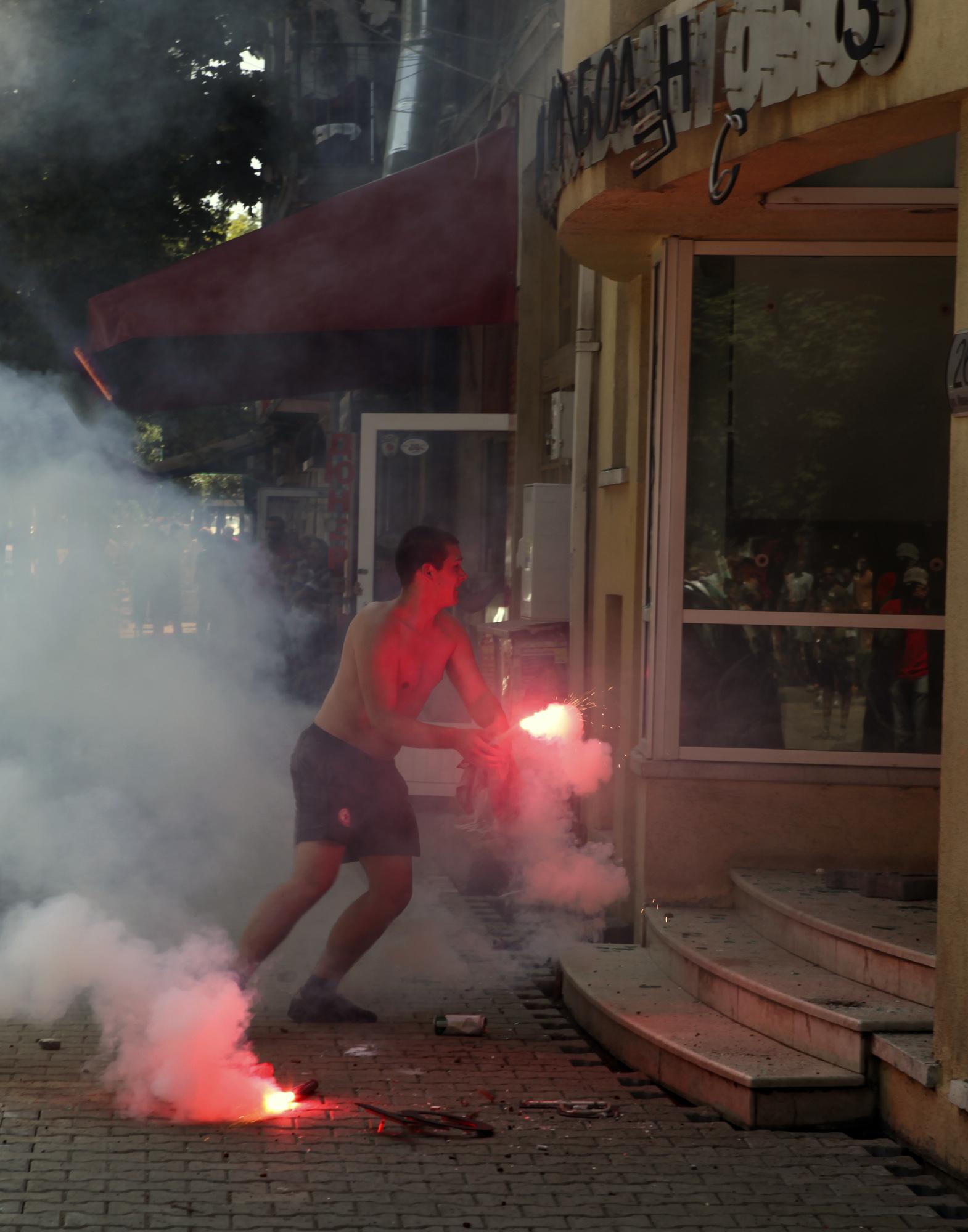 Футболен фен в атака към сградата на Футболния съюз