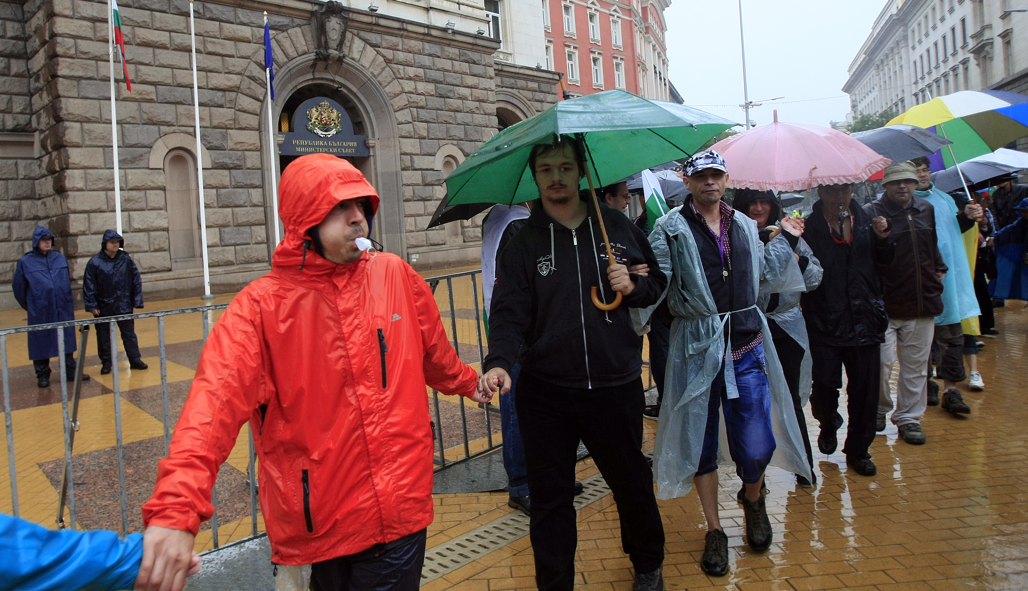 Дъждът не уплаши най-упоритите протестиращи