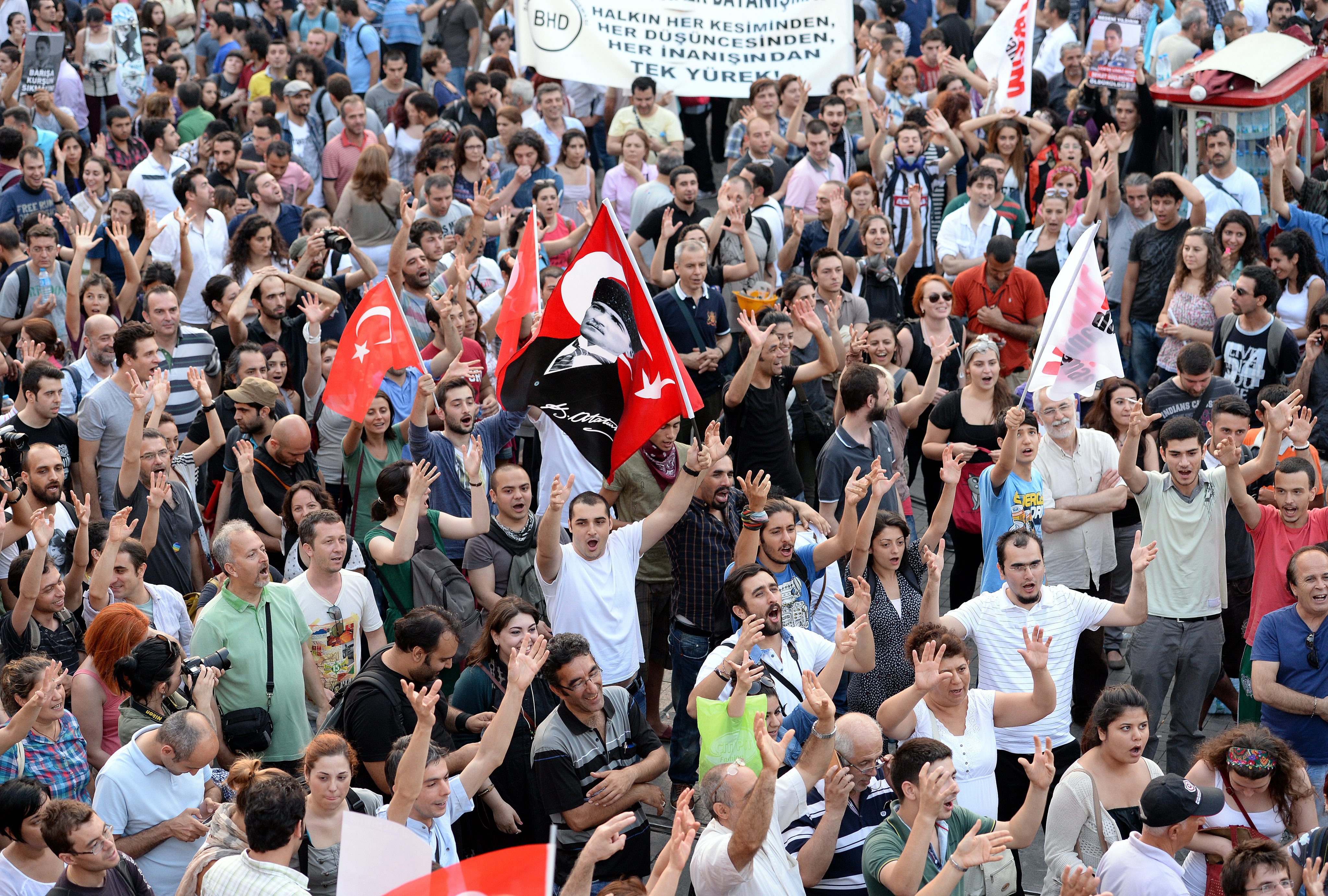 Протестиращите студенти в Турция без право на заеми