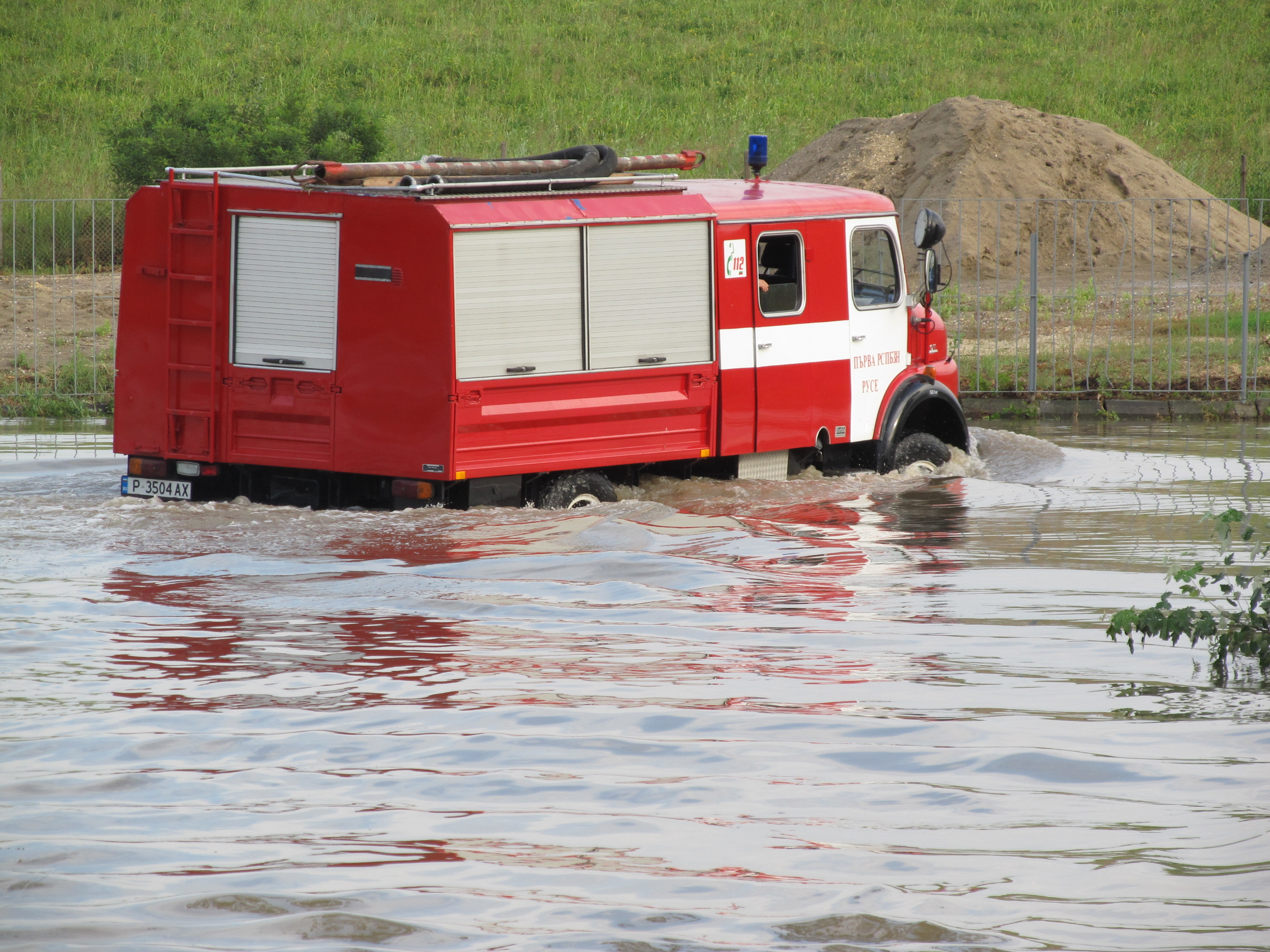 Продължилият повече от 20 часа дъжд в Русе наводни пътя до Свободната зона и блокира работата й
