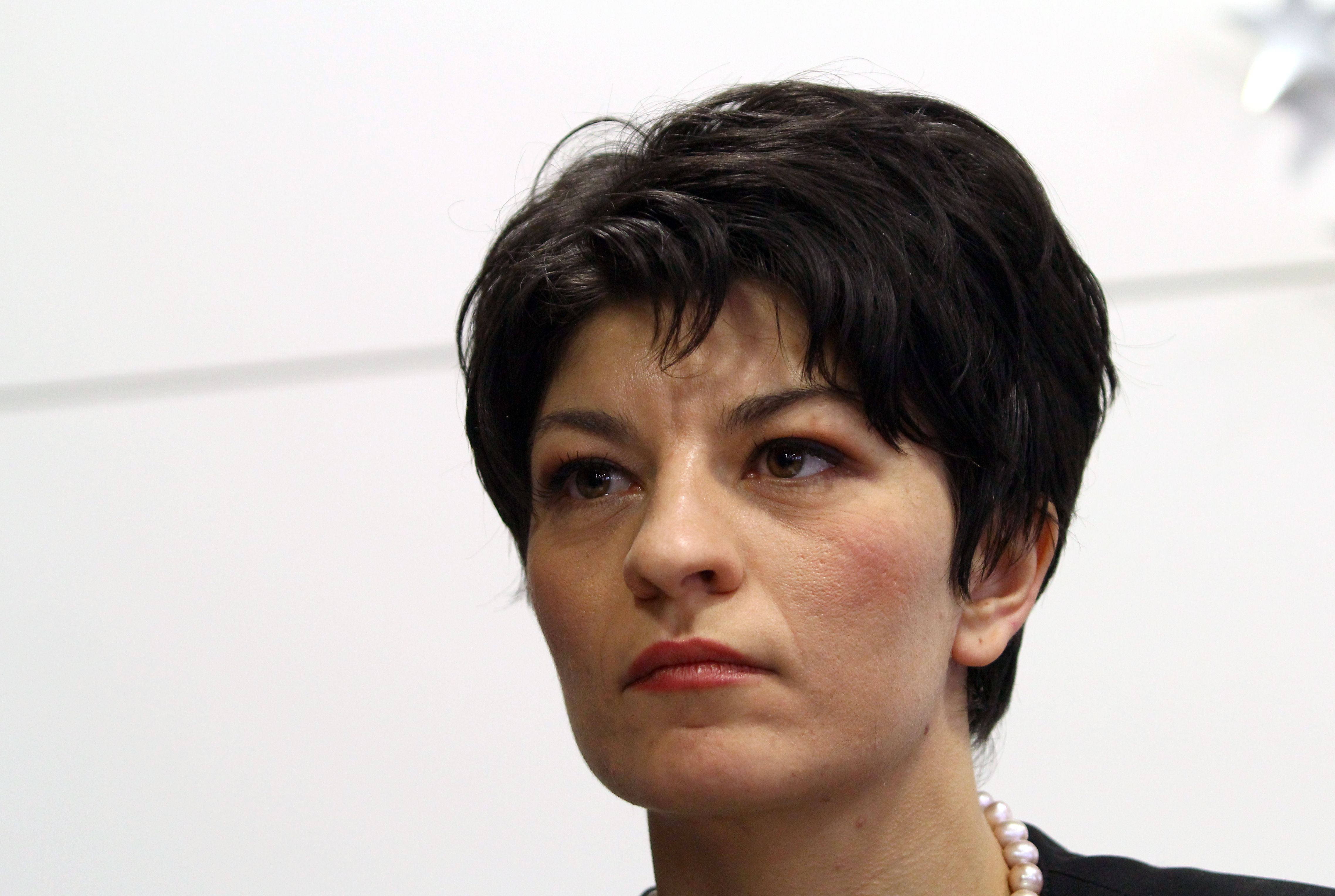 Десислава Атанасова сложи под охрана депутатските телефони