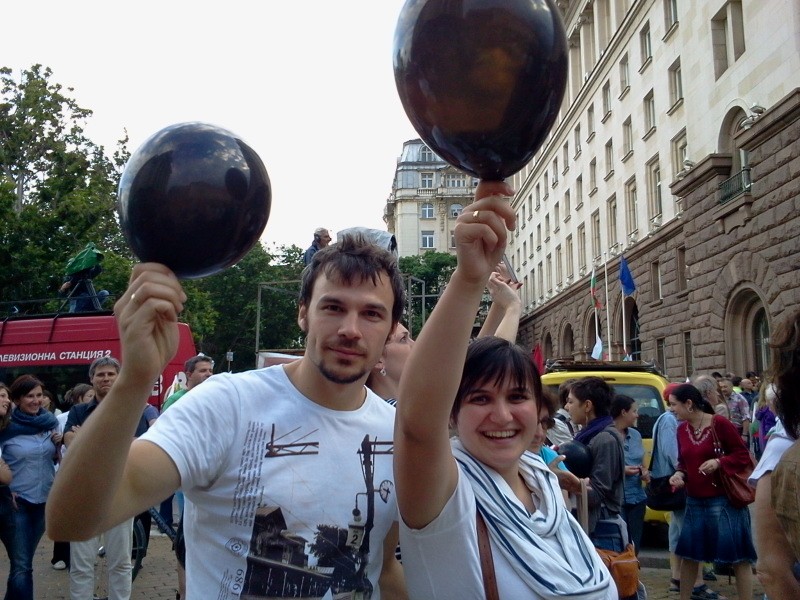 Протестът на черните балони: Актьорът Ивайло Захариев и съпругата му