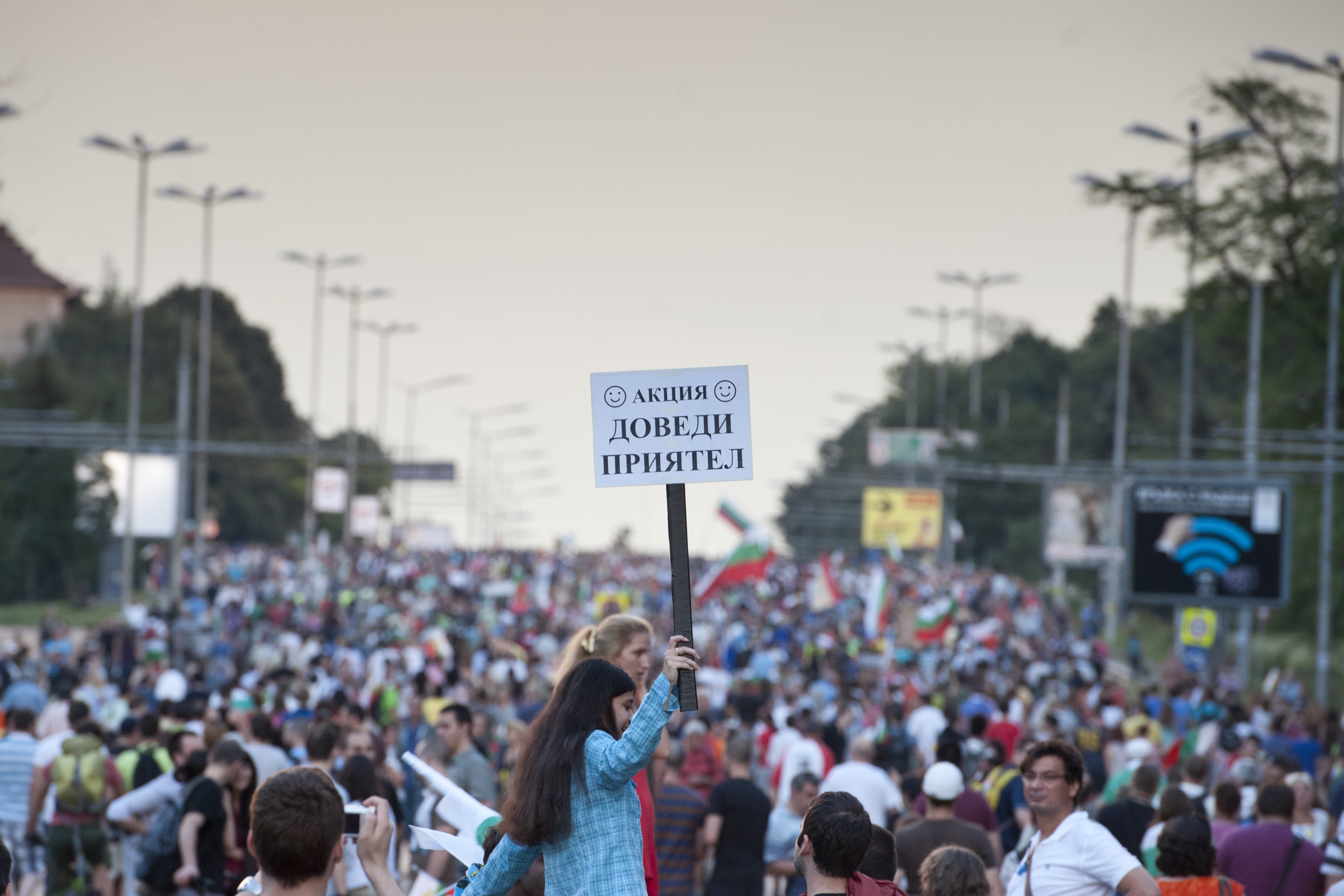 Скандали, късане на плакати и велошествие на 25-ия ден протест