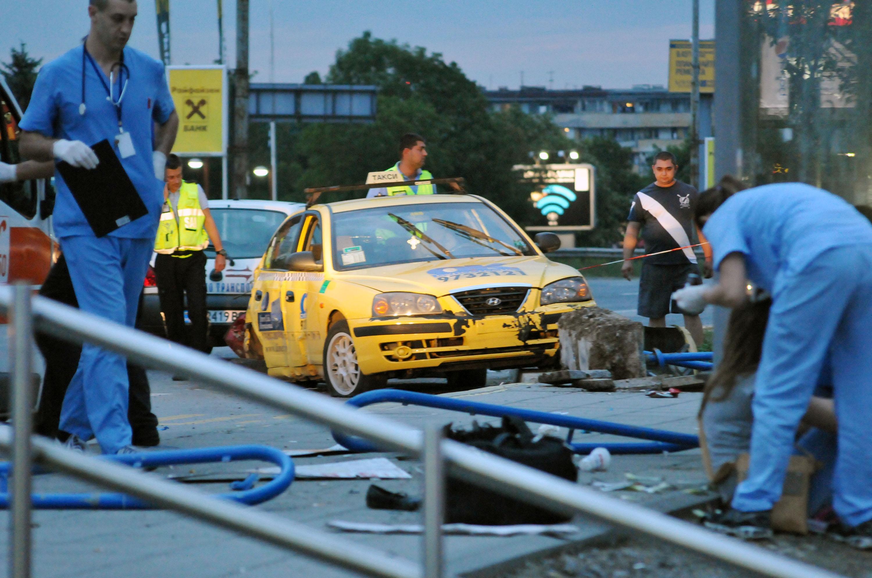Такси се вряза в спирка на Цариградско шосе в София и рани 12 души