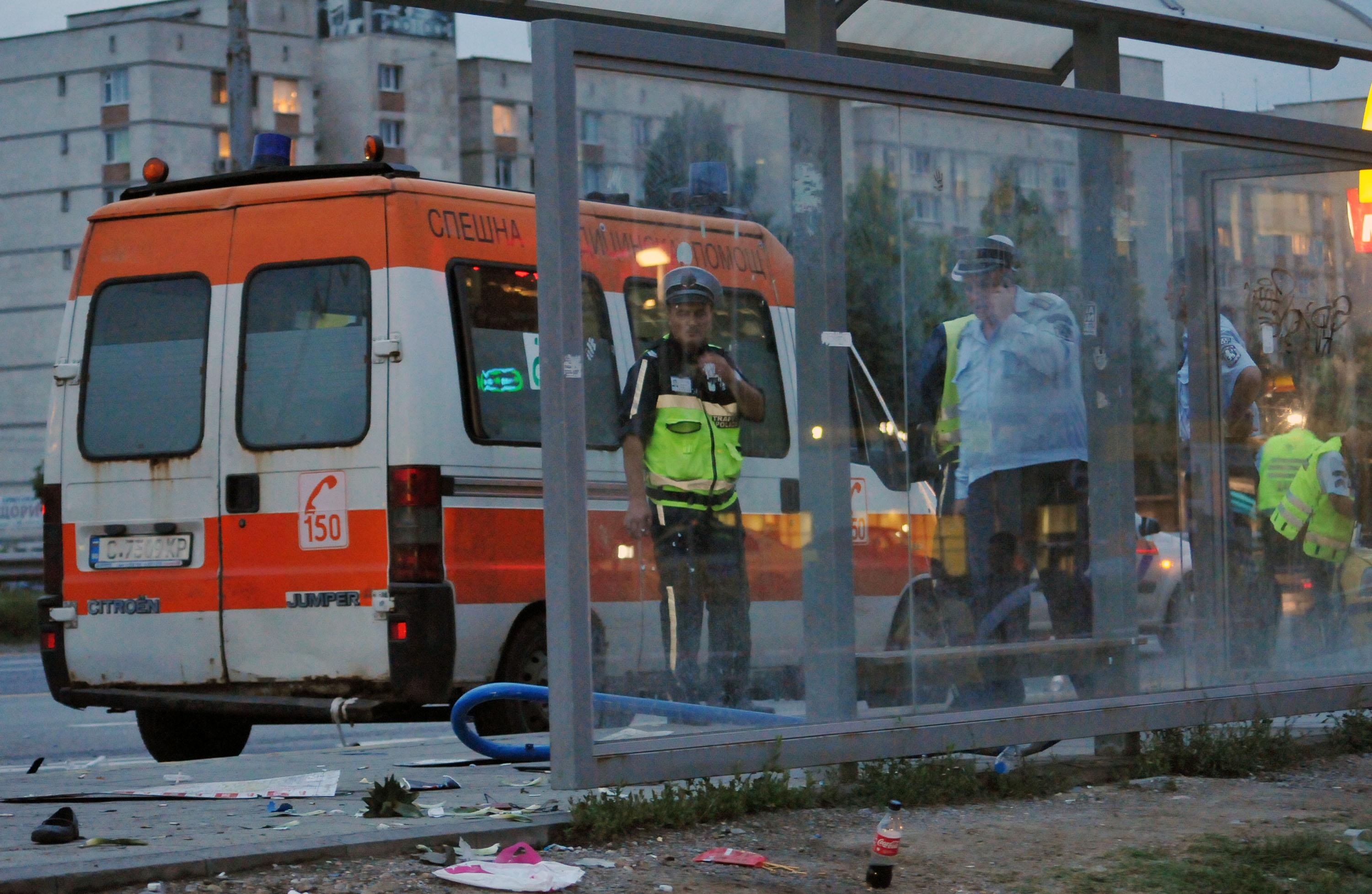Такси се вряза в спирка на Цариградско шосе в София и рани 12 души