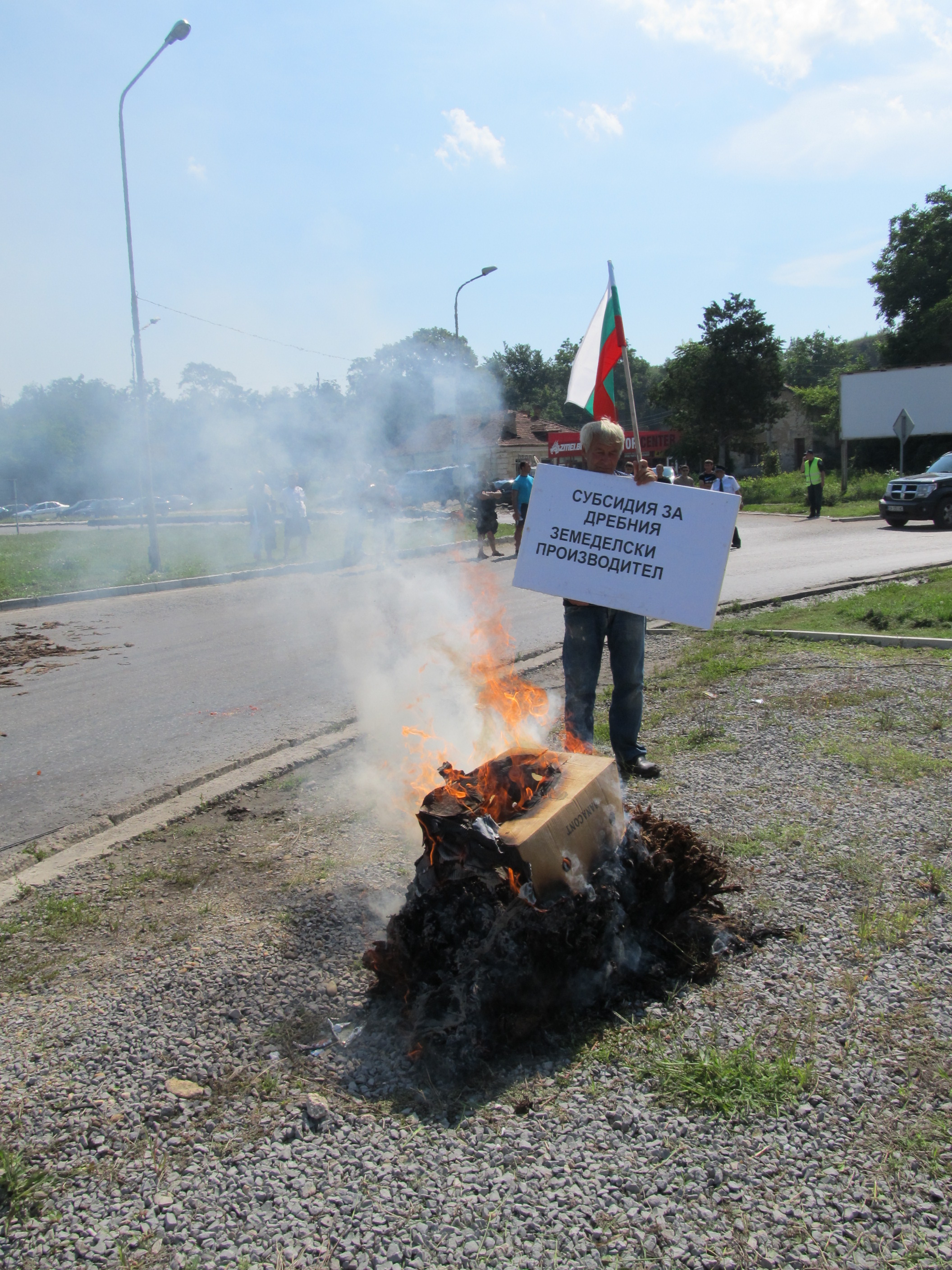 Производители на тютюн запалиха продукцията си в знак на протест