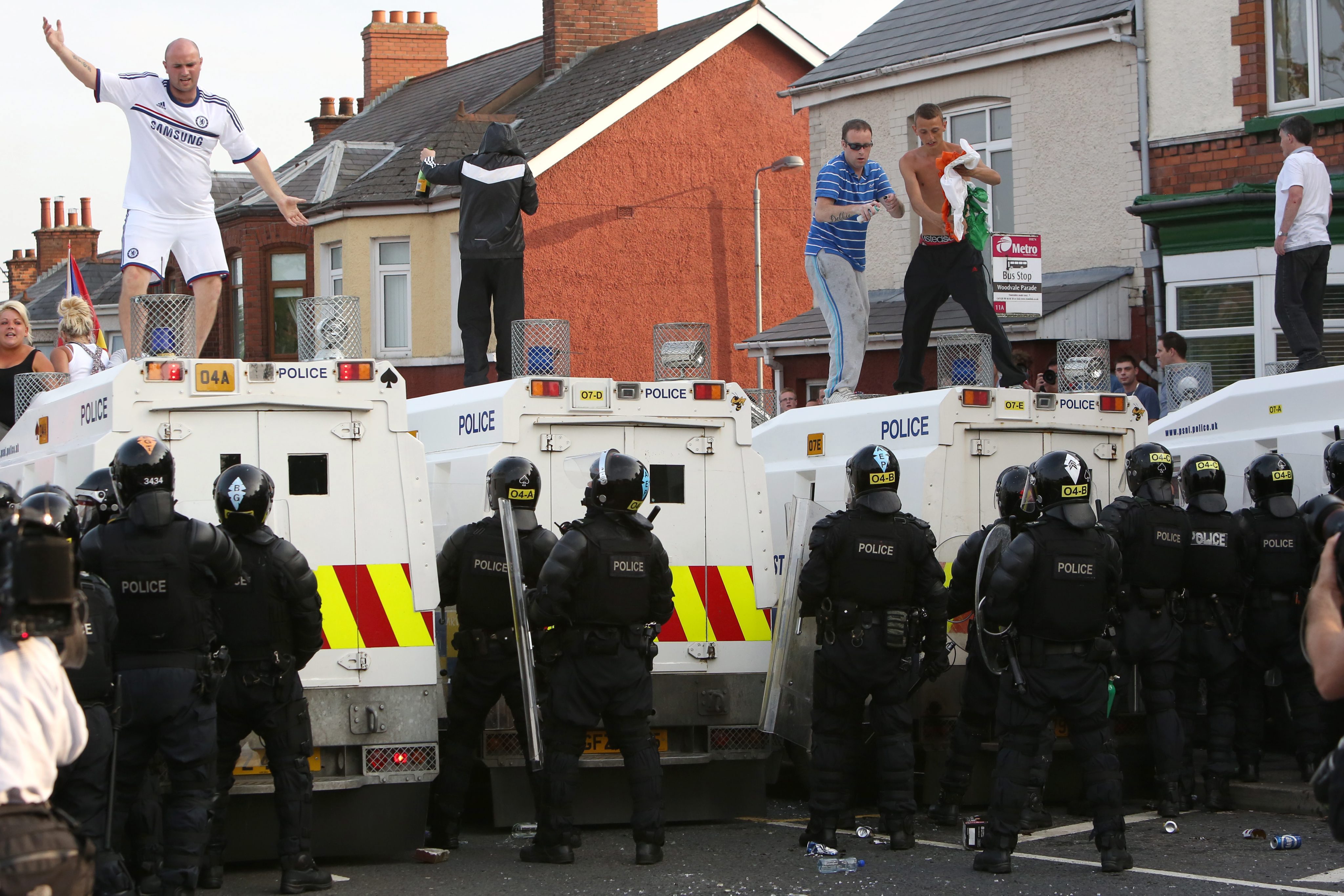 Арести, ранени полицаи и депутат при безредици в Ирландия