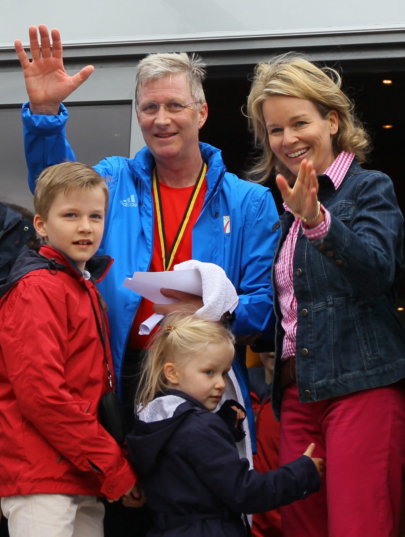 Принц Филип и принцеса Матилде с две от децата им