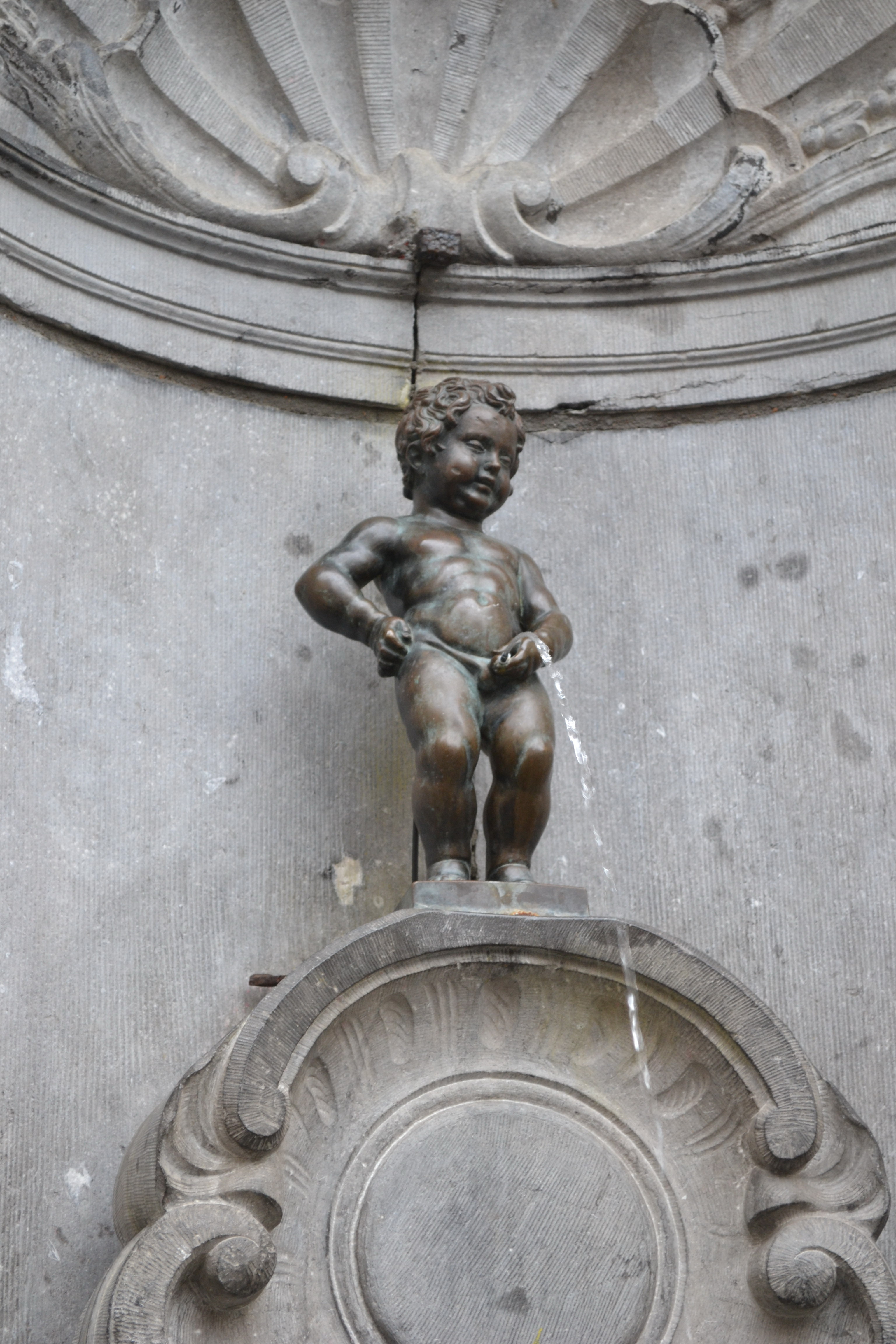 Учени обещават зареждане на телефони с... урина