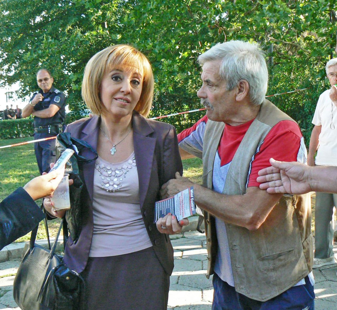 Мая Манолова влезе в сутрешен диспут с протестиращи