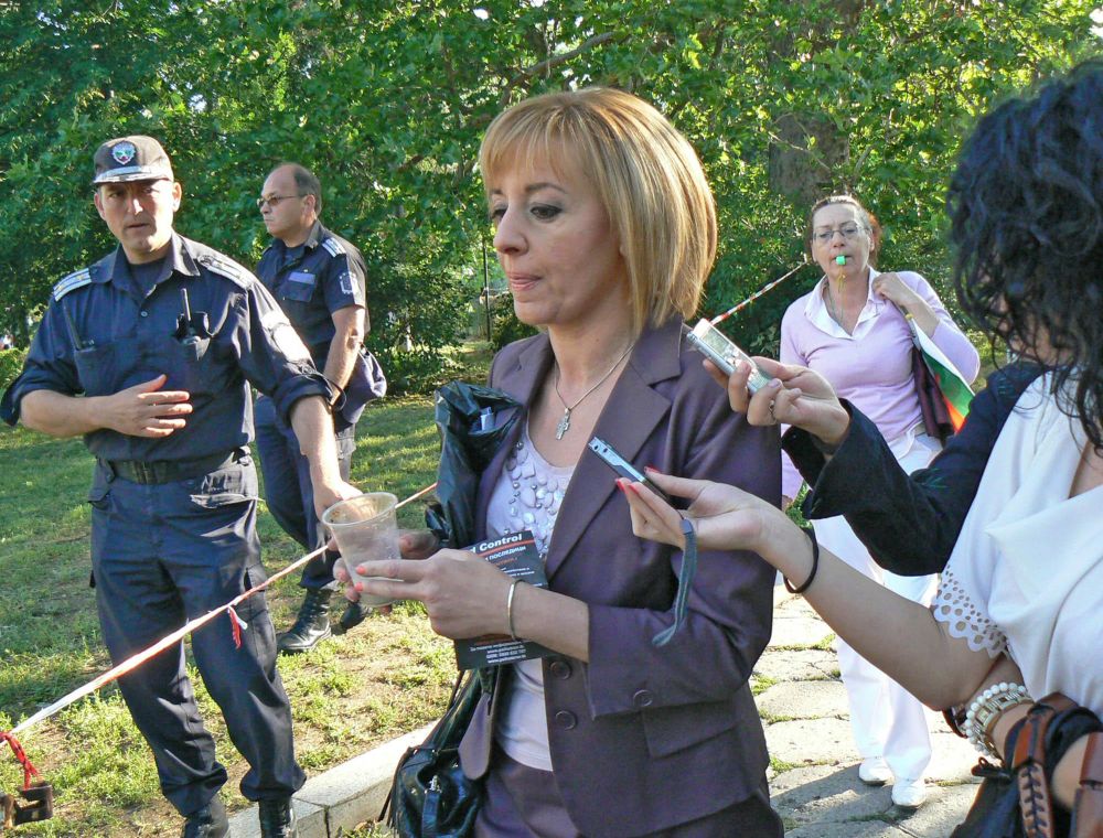 Мая Манолова беше оградена от полицаи, протестиращи и медии