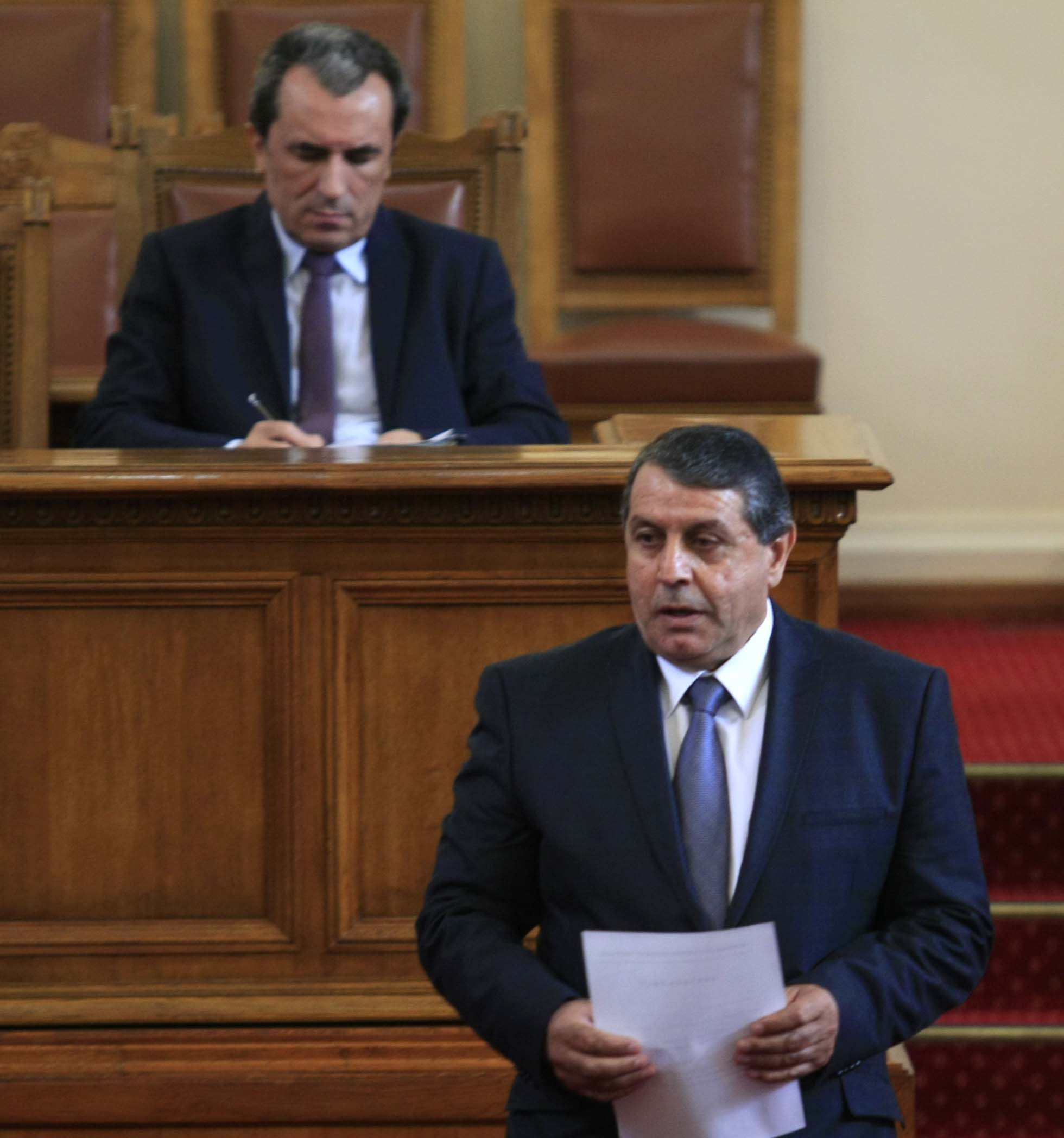 Манолова призова Местан да оттегли Бат Сали от парламента