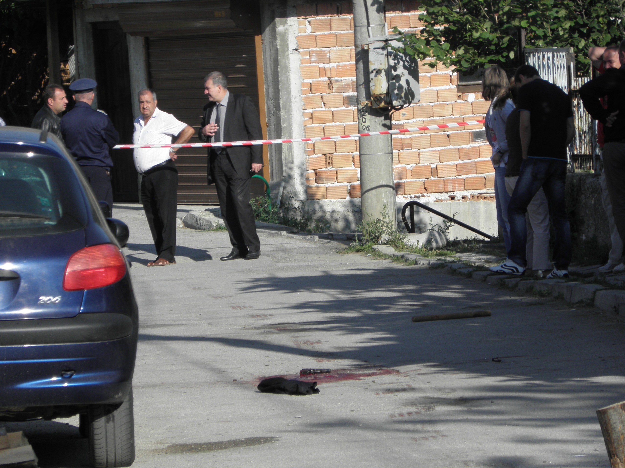 Полицай застреля съсед пред дома му в Добринище