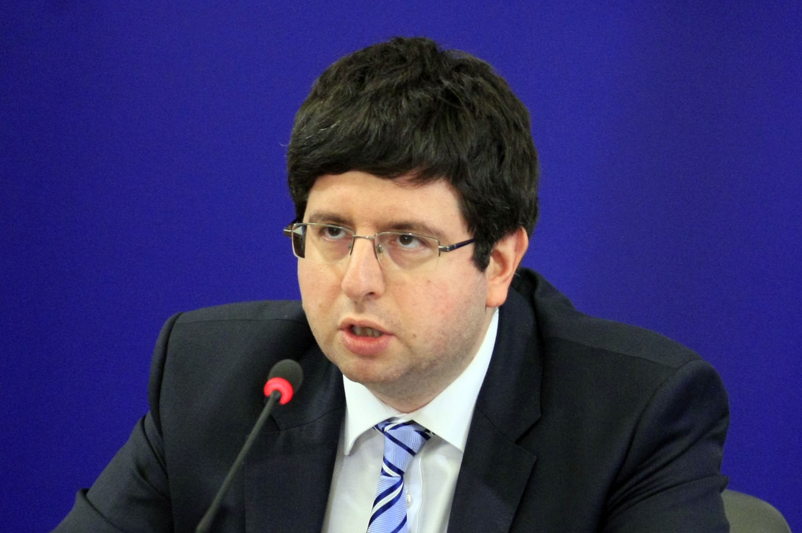 Чобанов: Няма да затягаме коланите през 2014 г.