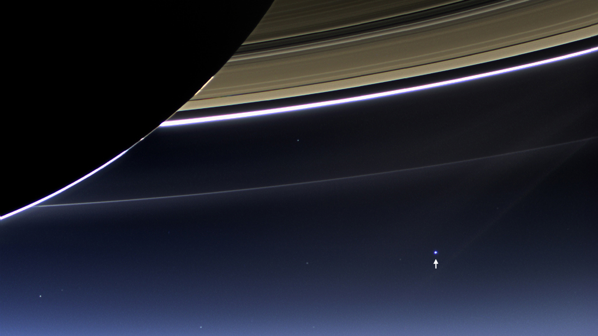 Земята се вижда като прашинка на фона на пръстените на Сатурн