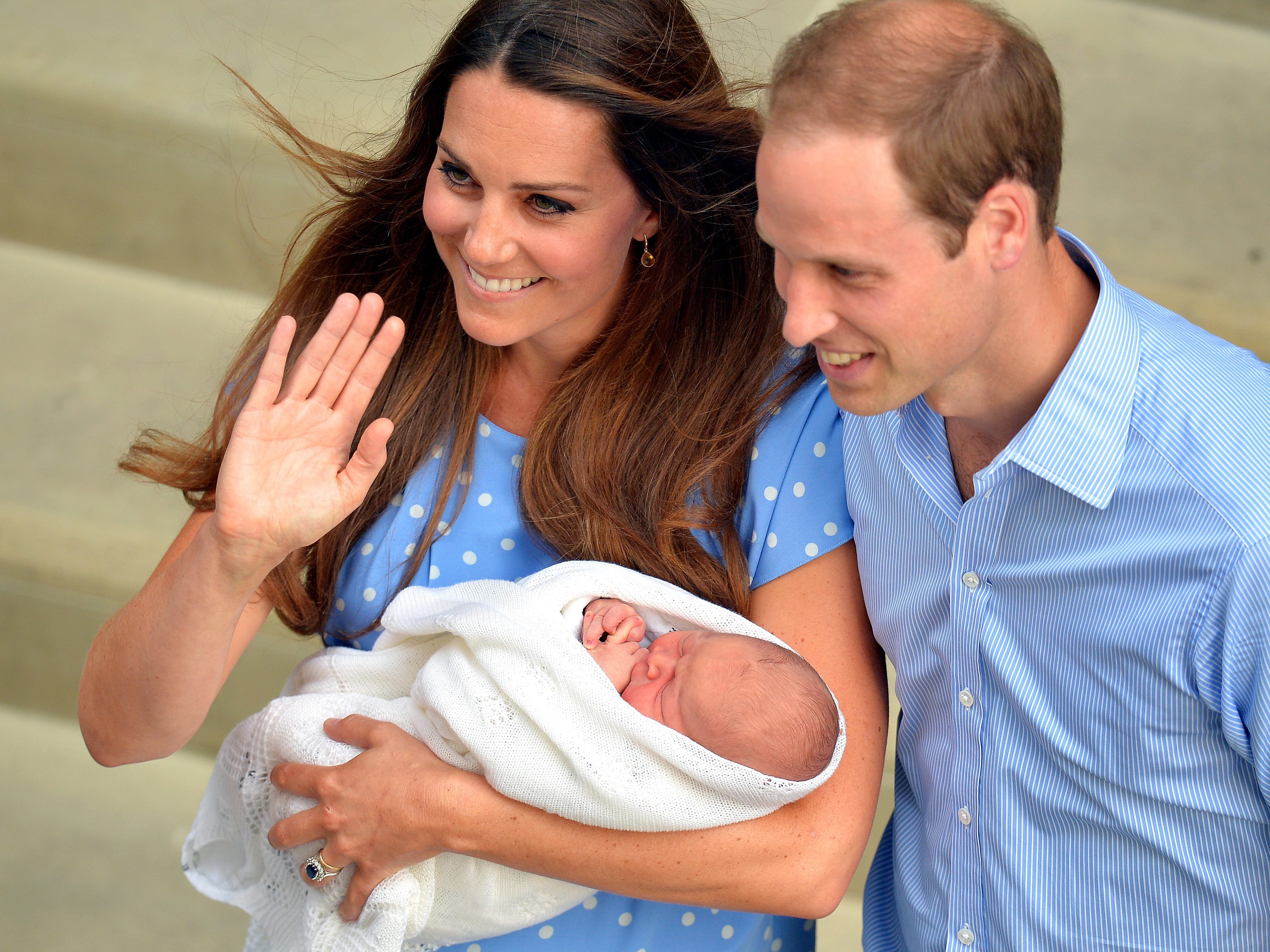 Принц Уилям и съпругата му Кейт показаха кралското бебе на медиите пред болницата