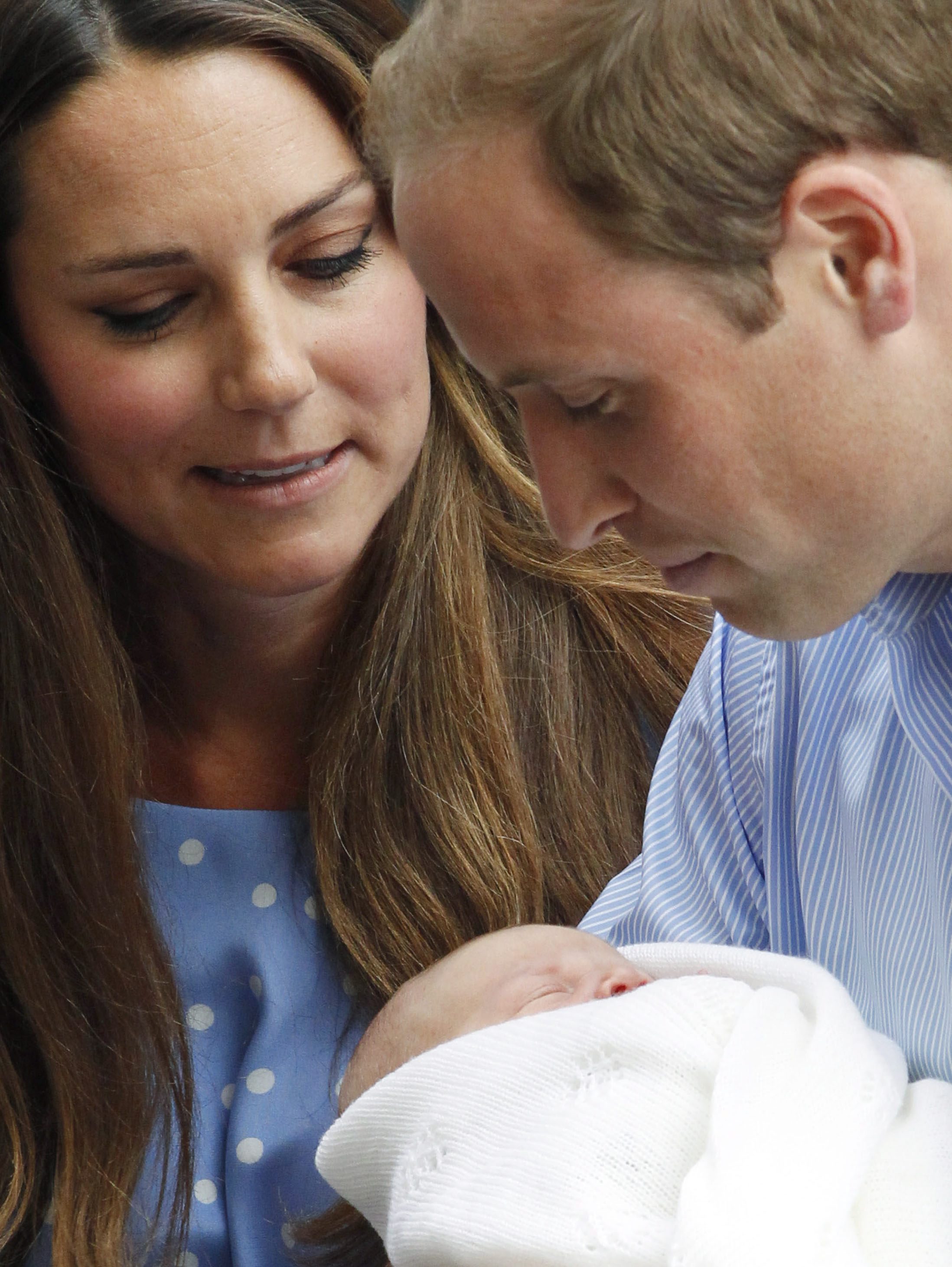 Принц Уилям и съпругата му Кейт показаха кралското бебе на медиите пред болницата
