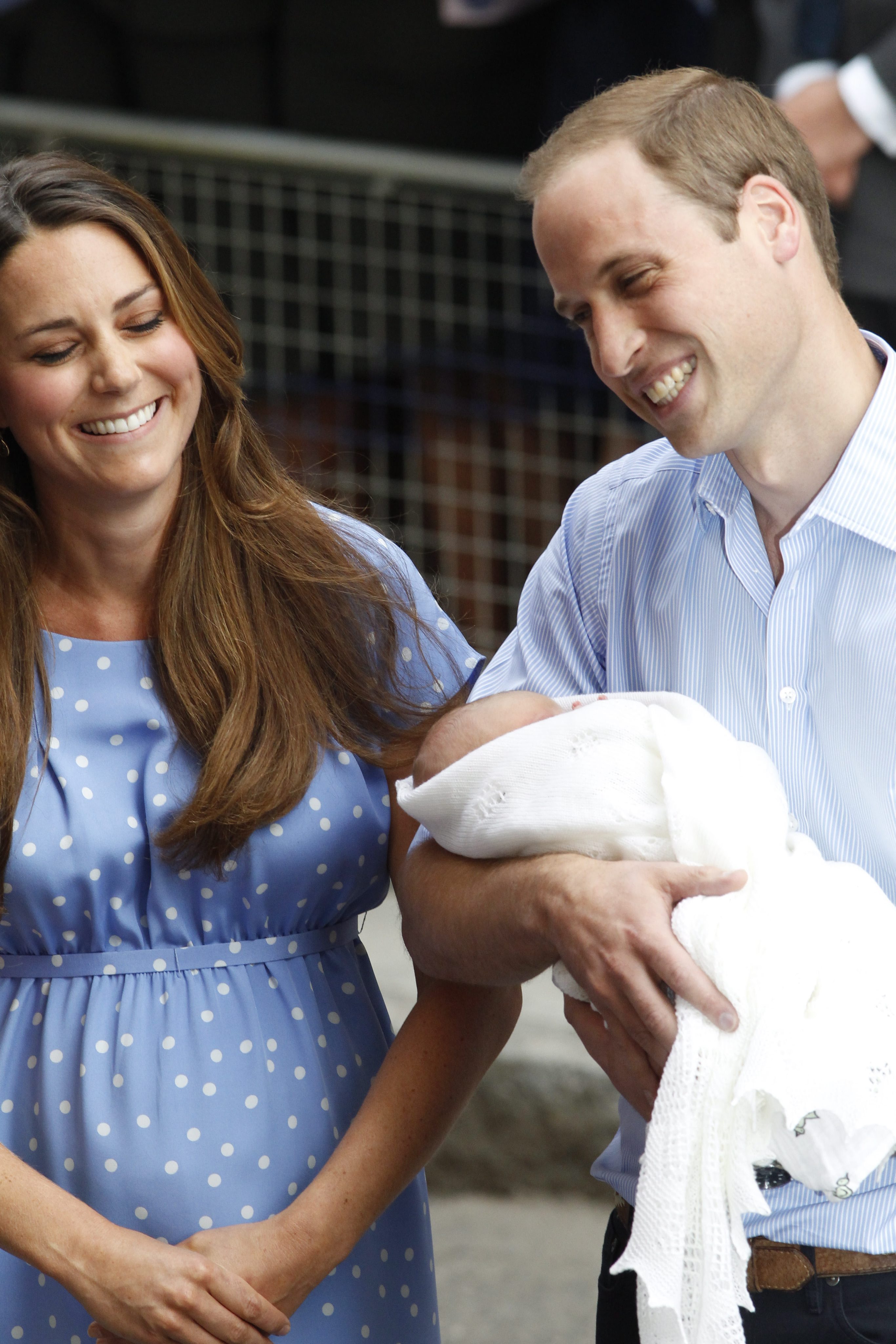 Принц Уилям и съпругата му Кейт показаха кралското бебе
