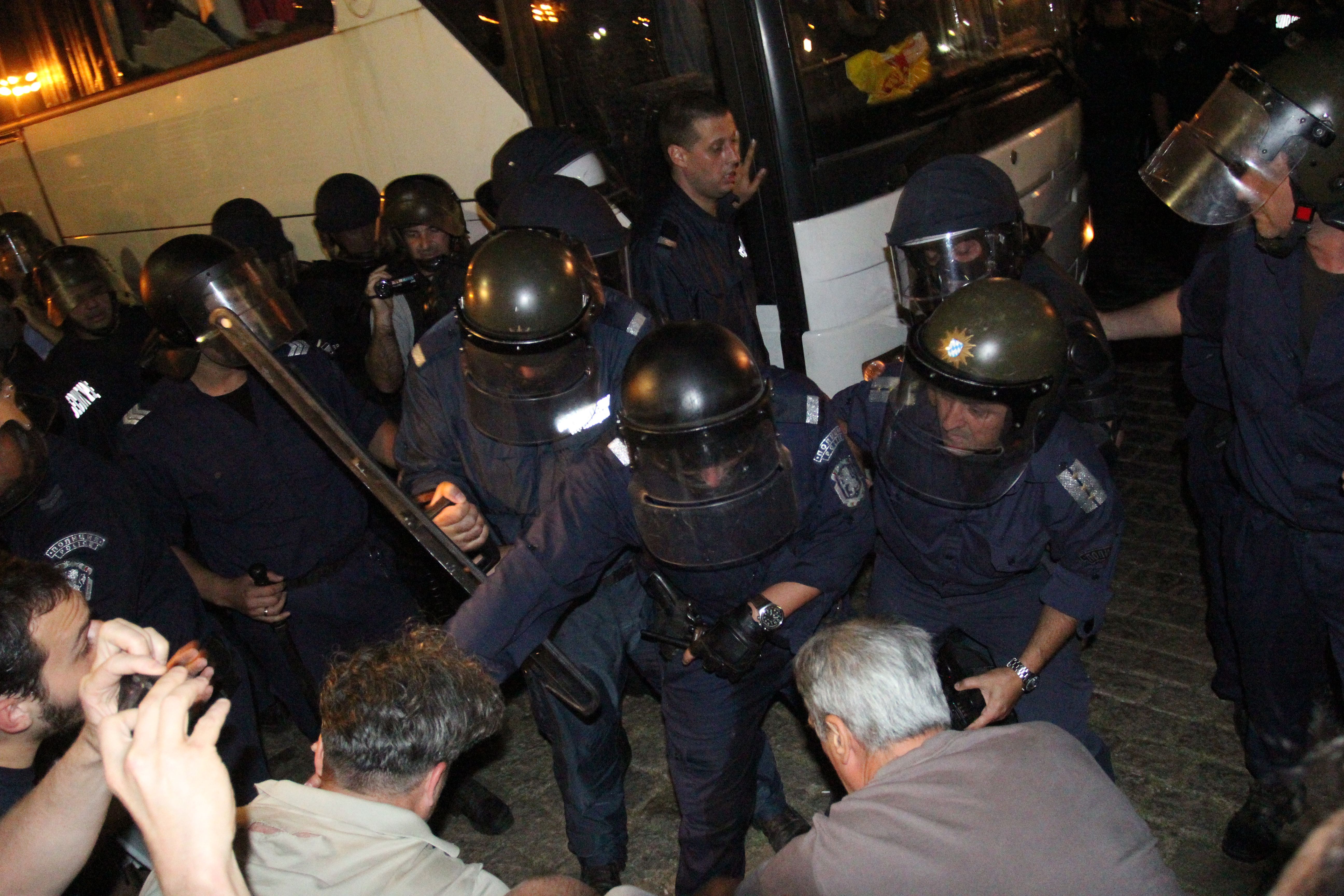 23 юли, 2103 г. - протестиращи срещу кабинета ”Орешарски” в сблъсък с полицията, която извежда депутати с автобус
