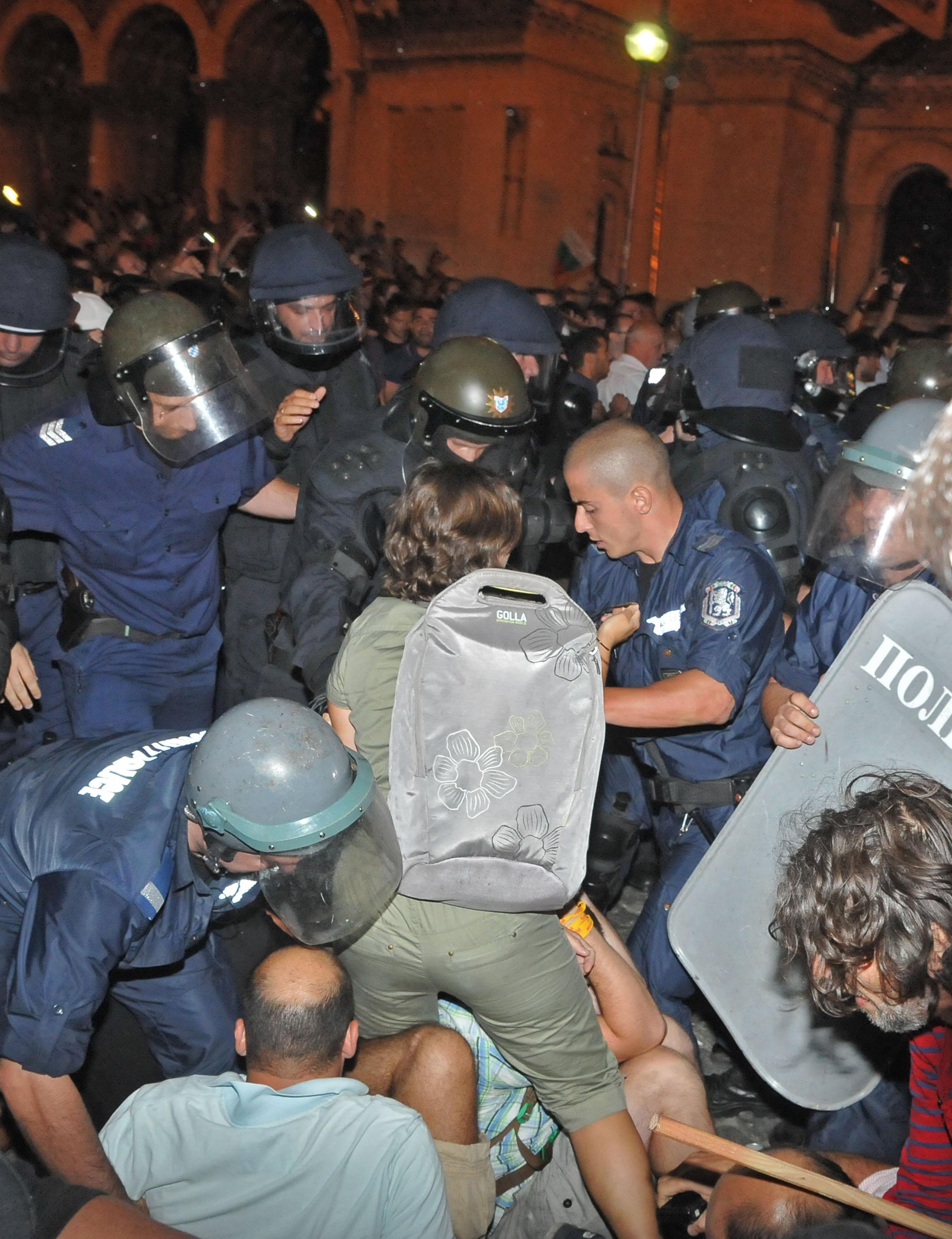 Жандармеристи биха хора на 40-ия ден от протестите