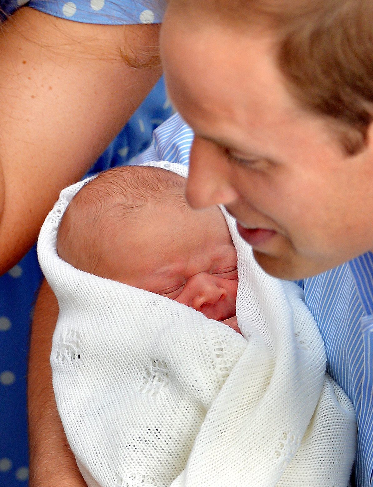Принц Уилям и съпругата му Кейт показаха кралското бебе