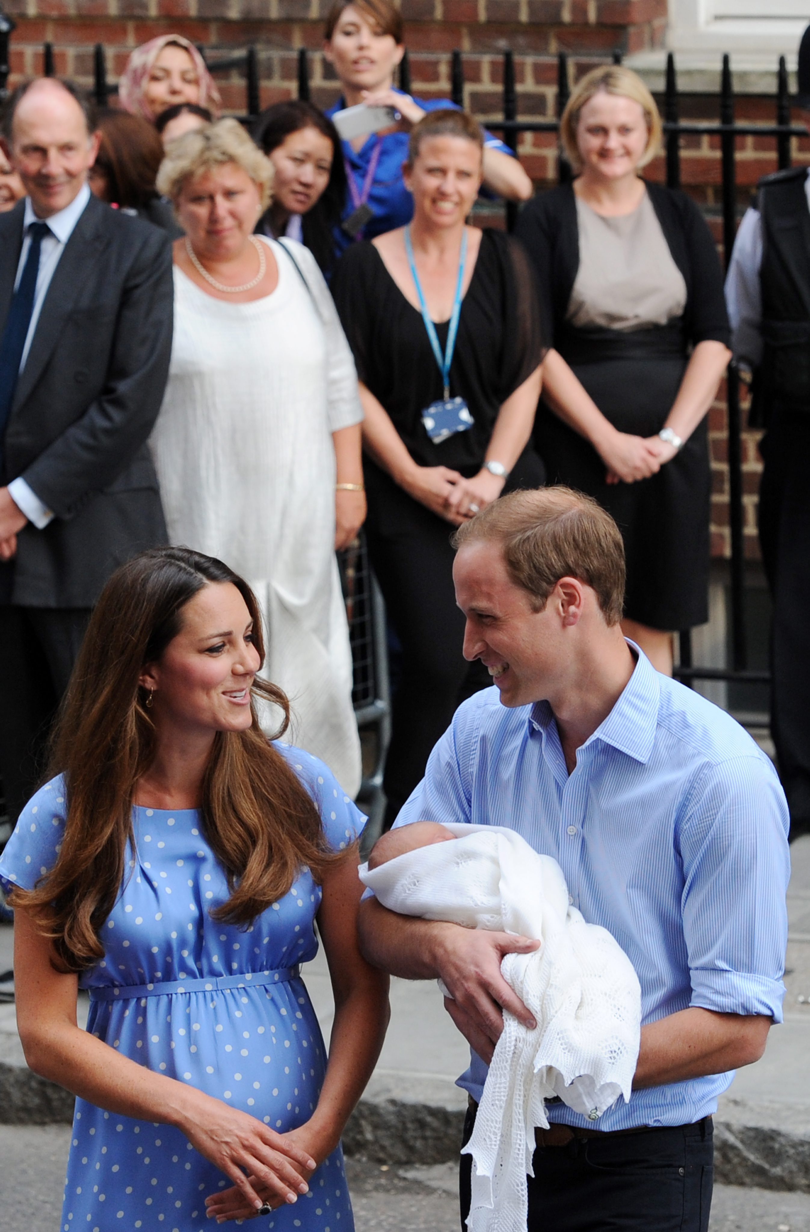 Принц Уилям и съпругата му Кейт показаха сина си