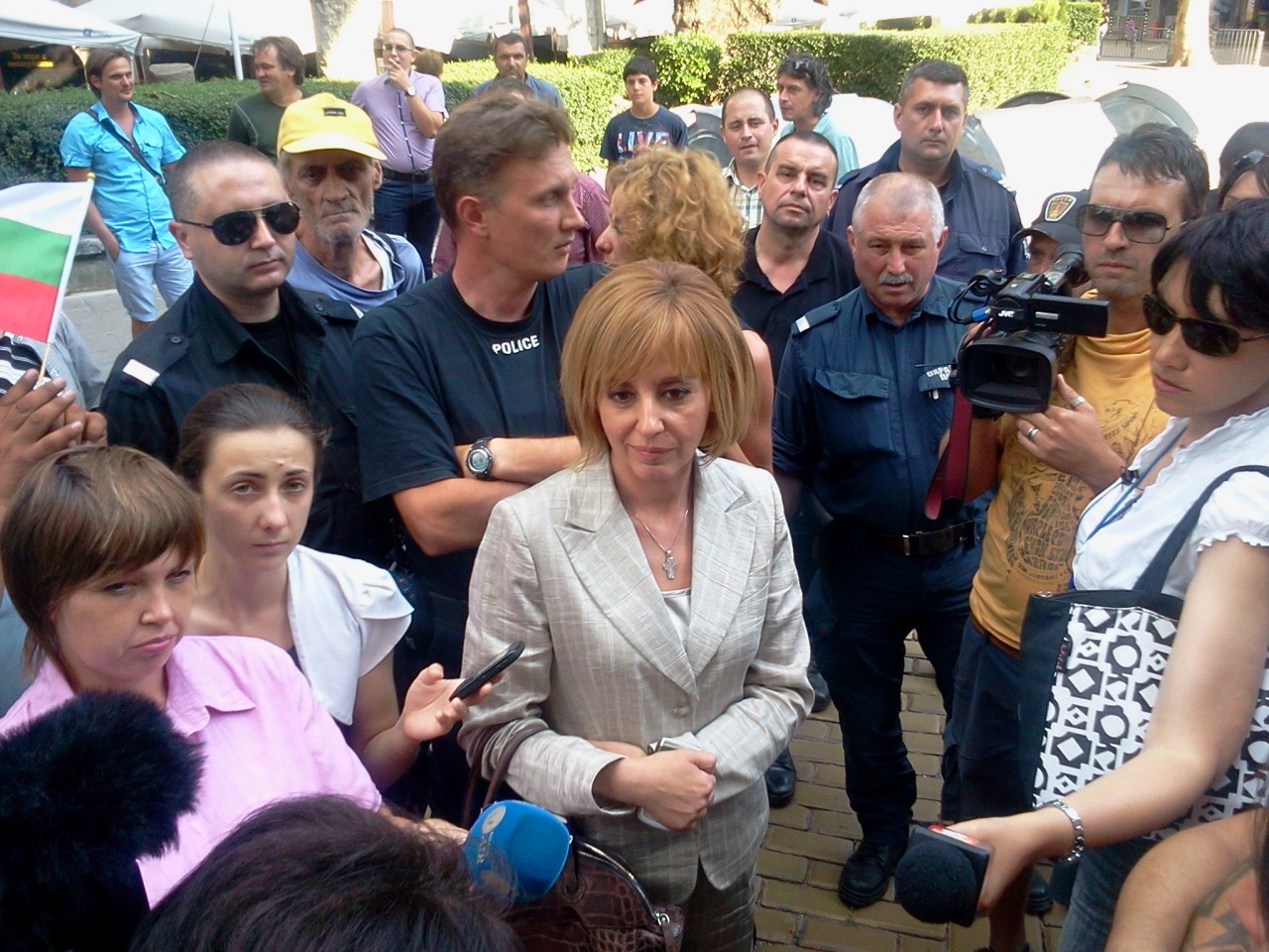 Протестиращи блокираха булевард в очакване на депутати, спряха Манолова