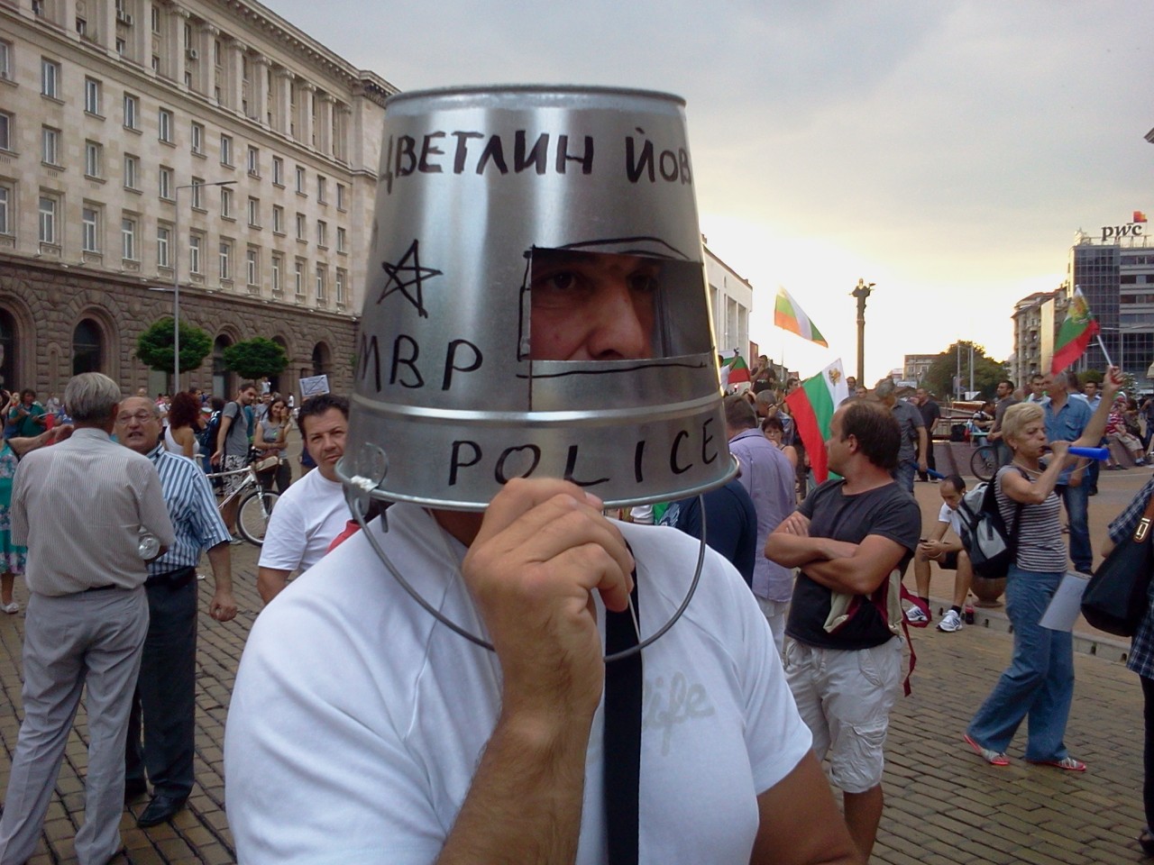 По данни на МВР към 20 ч. протестиращите са били 2000