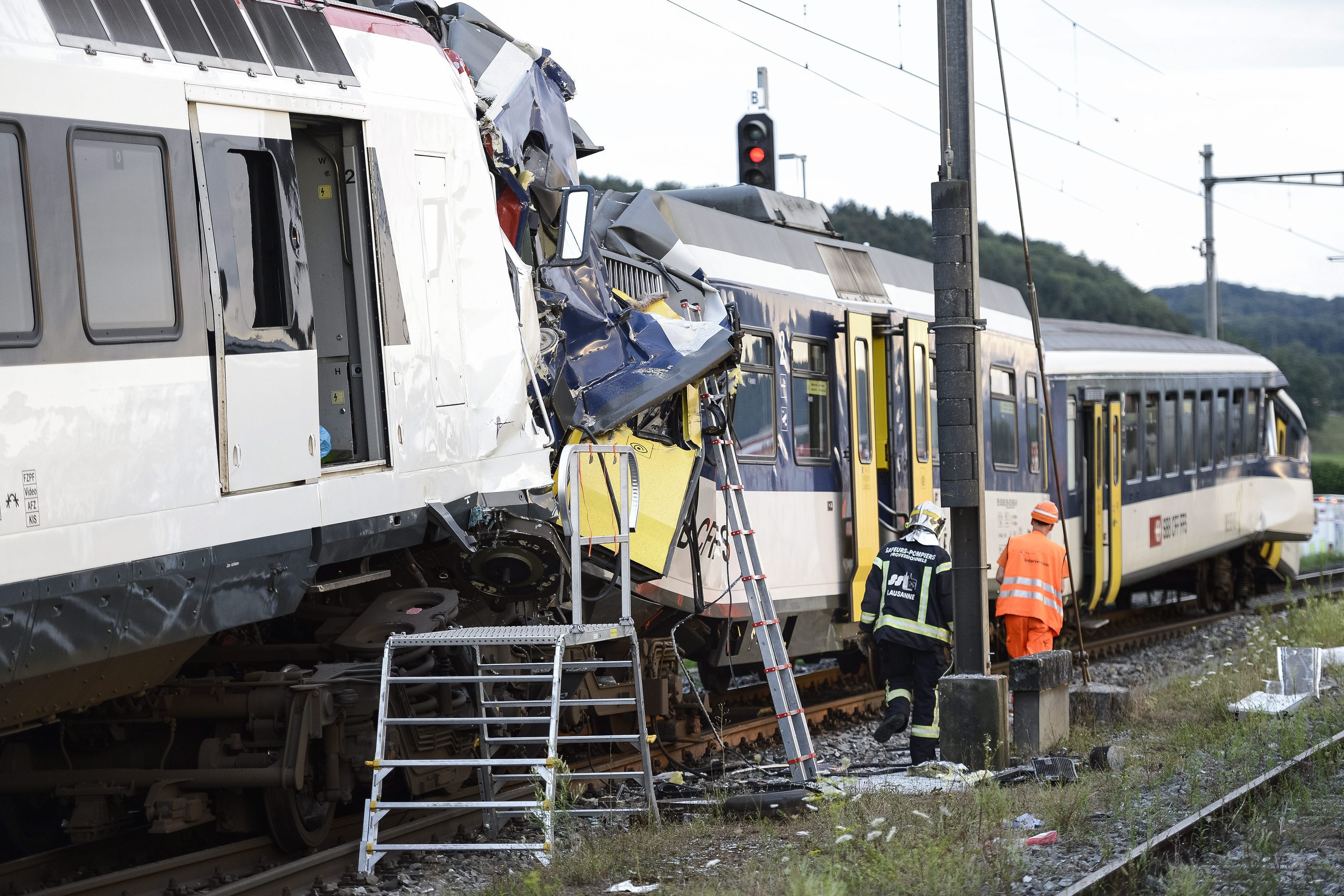 Загинал и ранени при влаков сблъсък в Швейцария