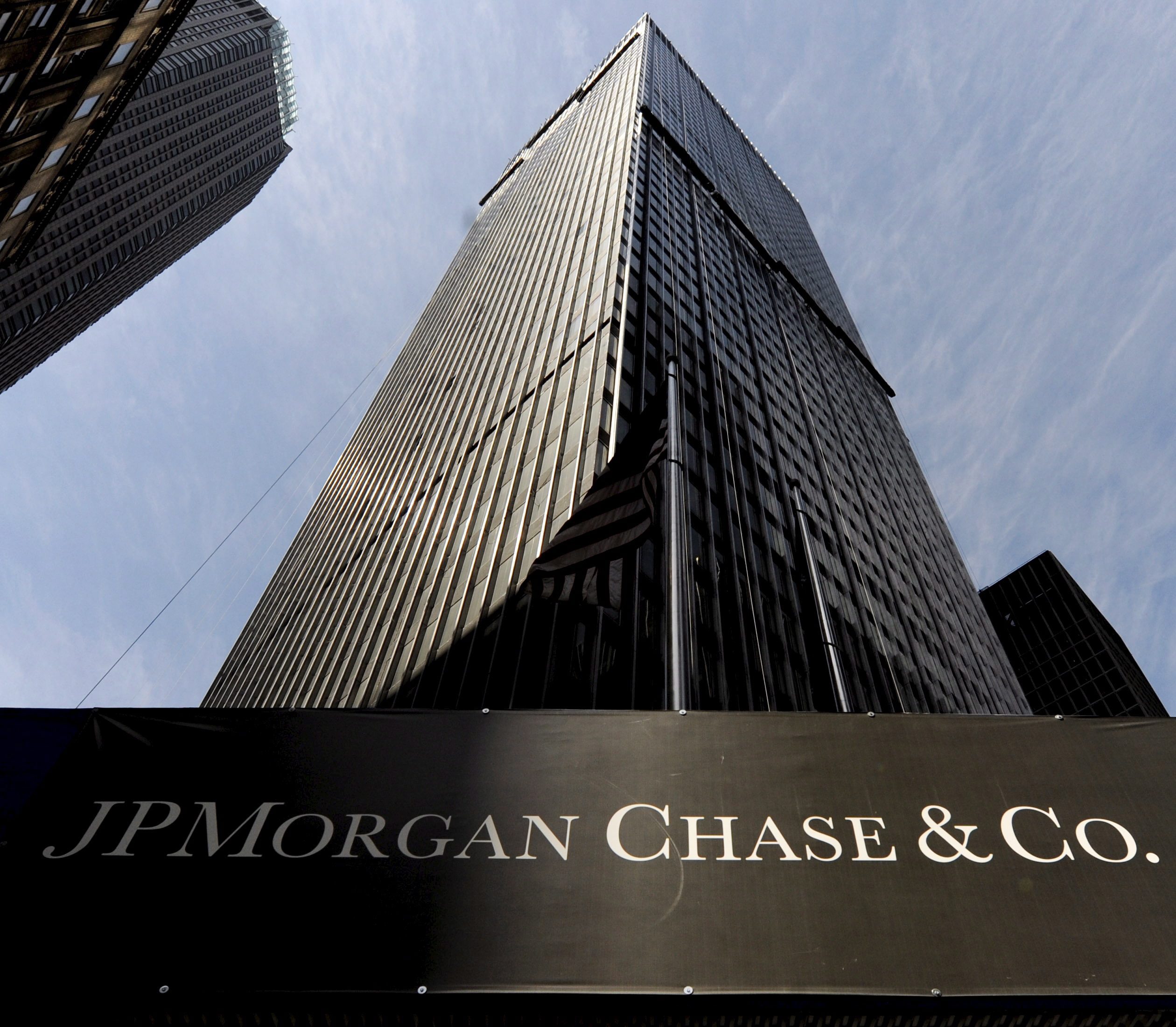 Хакери се добрали до данните на 465 000 клиенти на JPMorgan