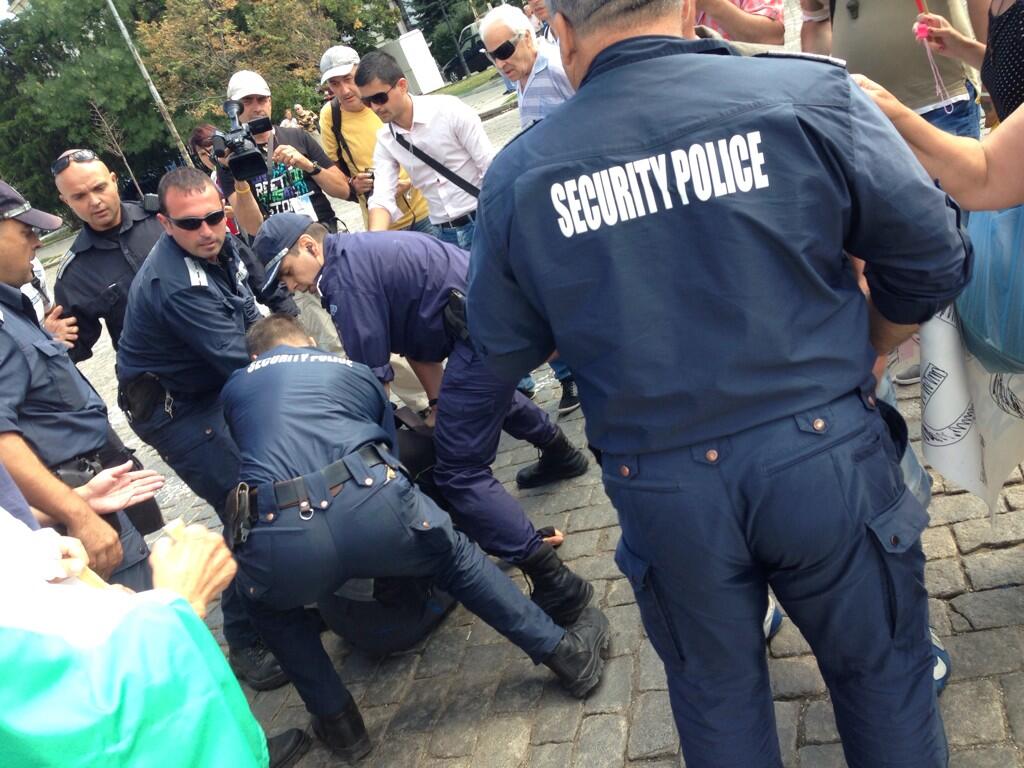 Полицаи пребиха и арестуваха младеж пред парламента