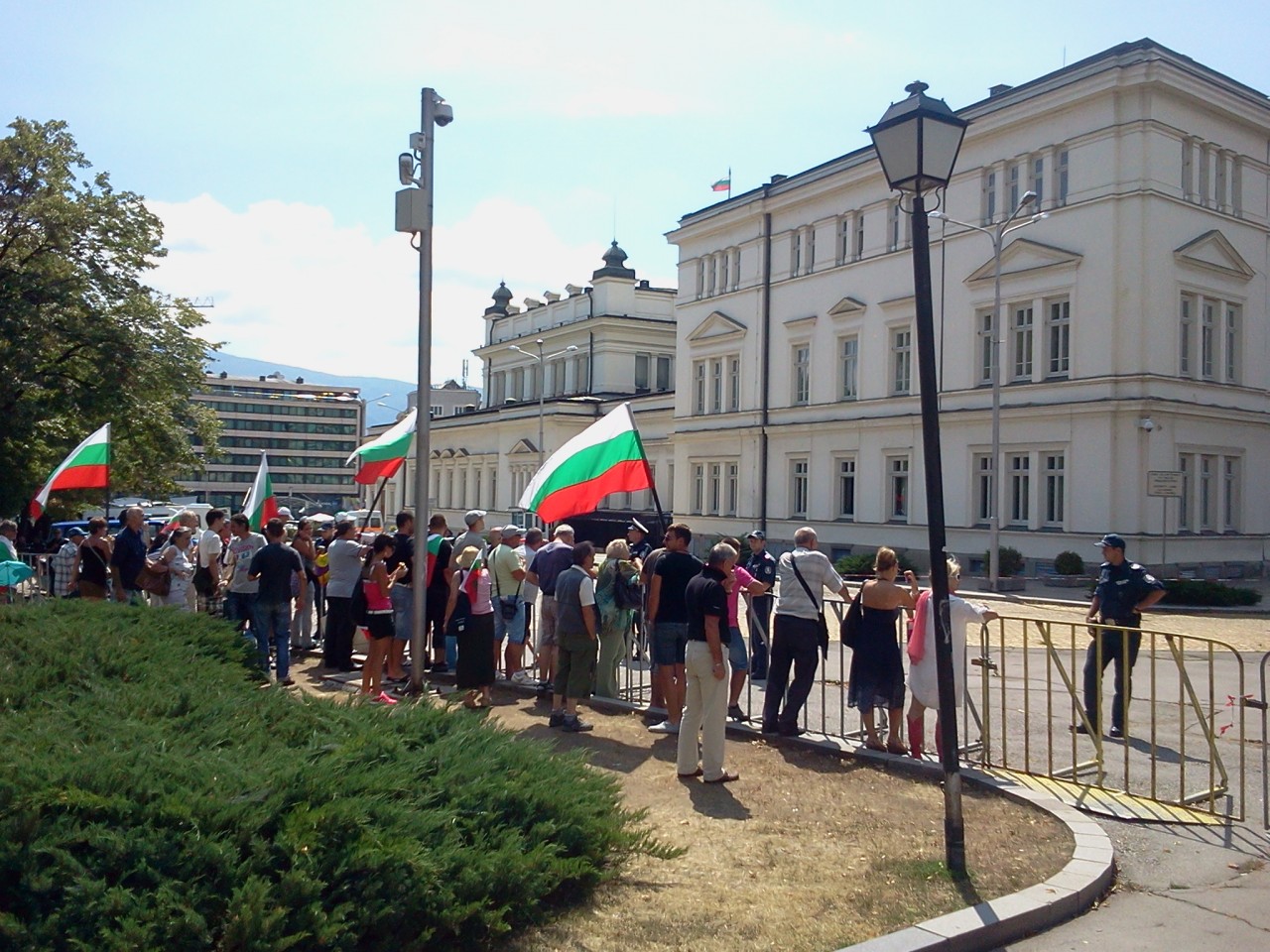Протестиращи срещу правителството са се събрали около парламента